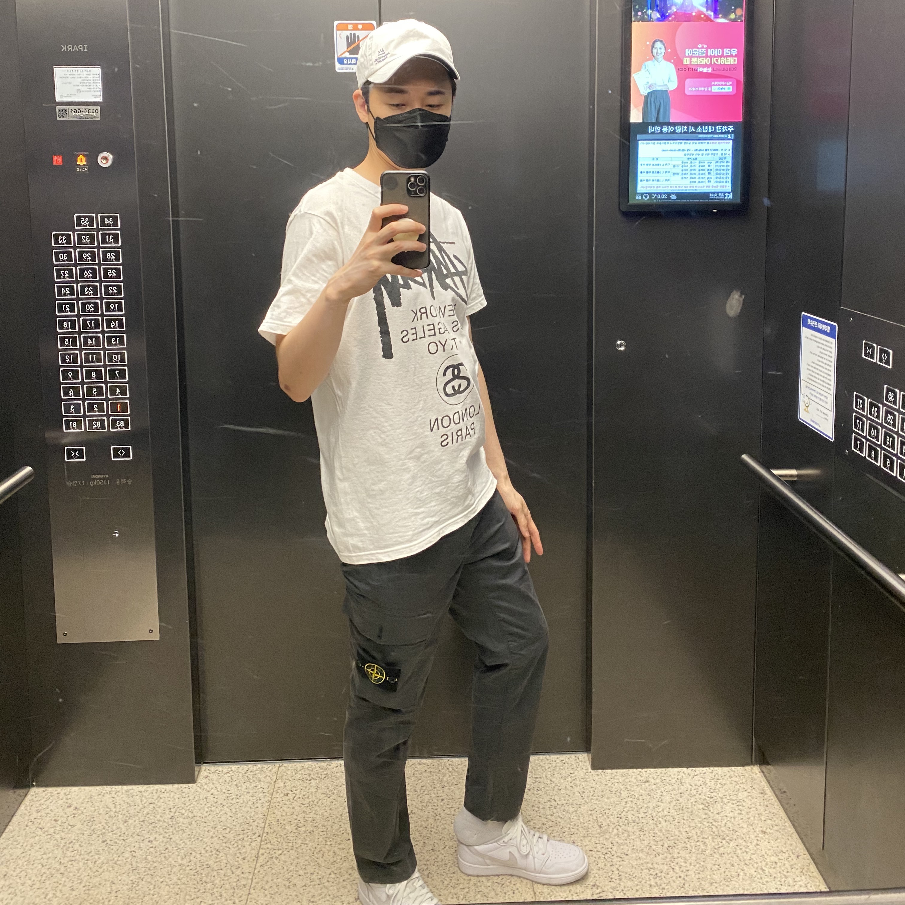 Stussy World Tour T-Shirt White, Jordan 1 Low OG Neutral Grey 착용 스타일