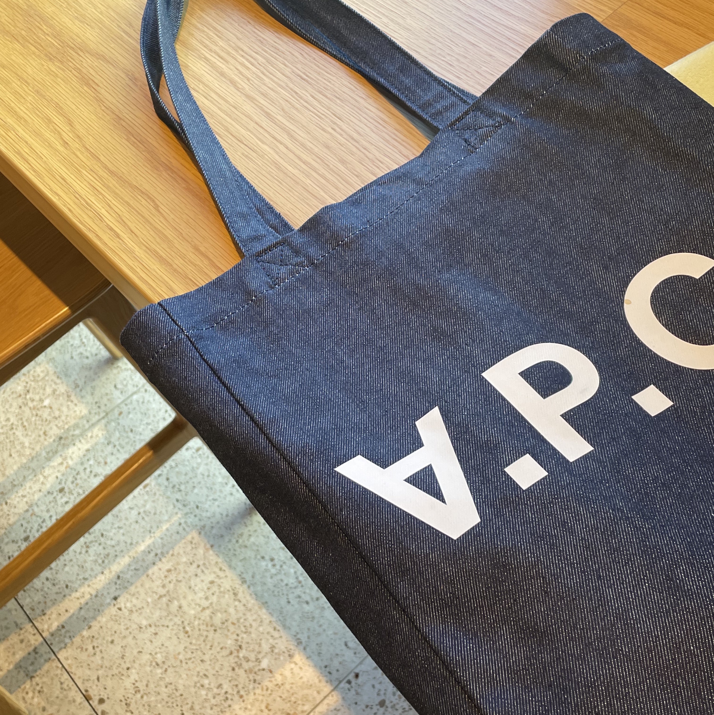 A.P.C. Laure Tote Bag Blue 착용 스타일