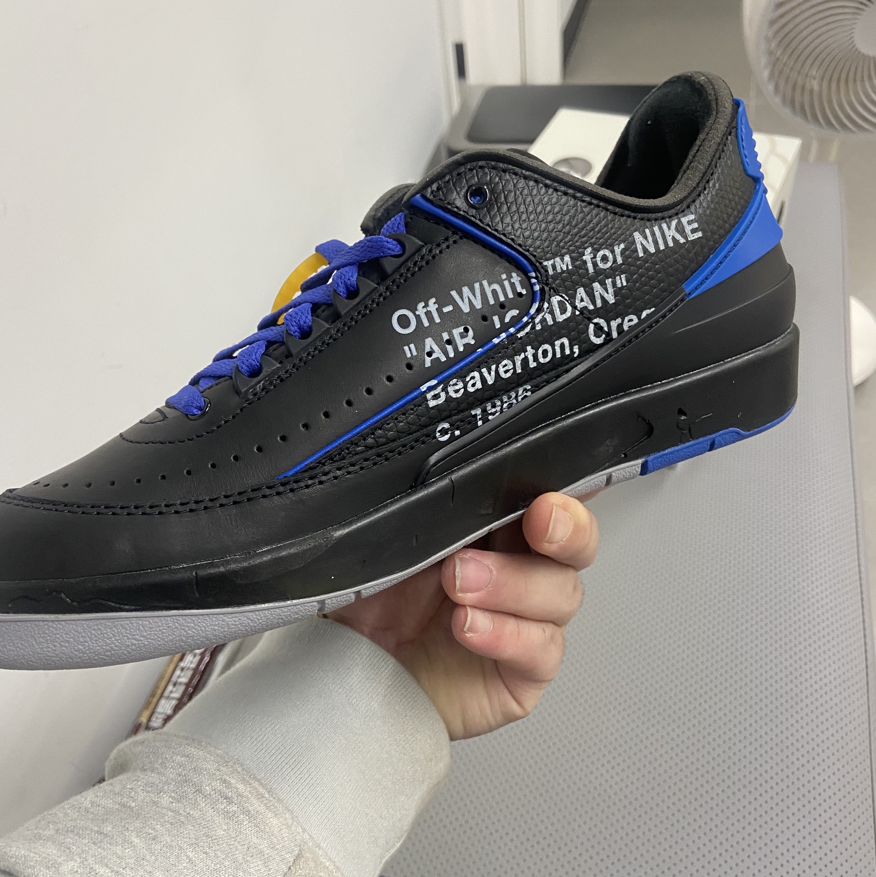 Jordan 2 x Off-White Retro Low SP Black and Varsity Royal 착용 스타일 - 2