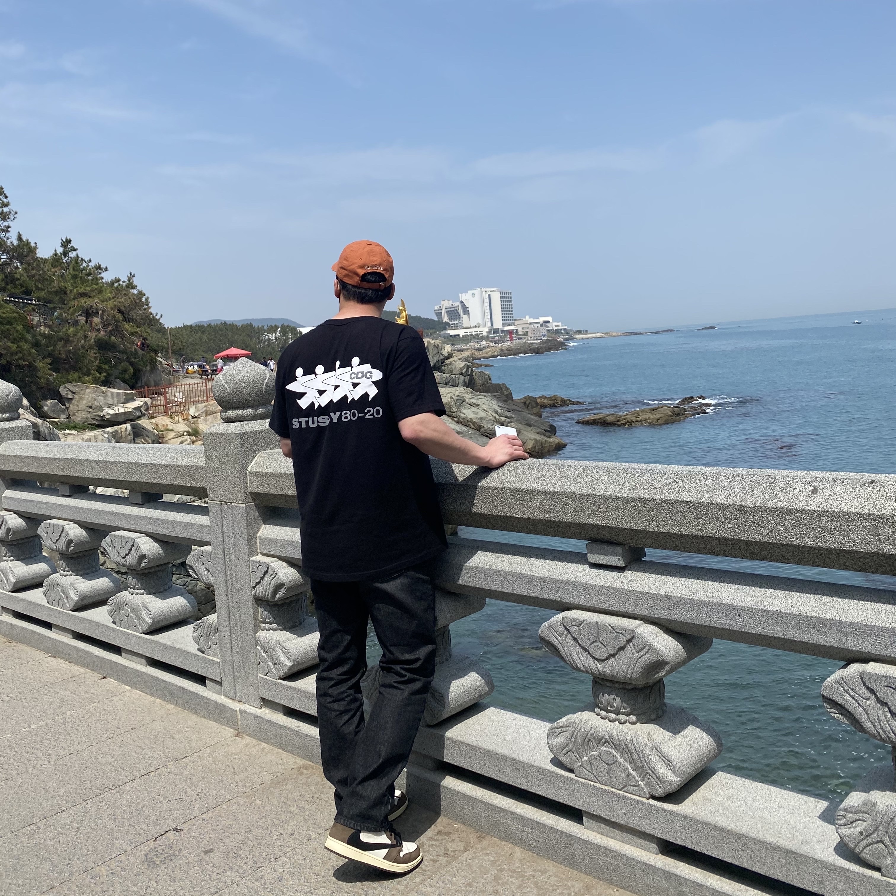 Jordan 1 x Travis Scott Retro High OG SP Mocha, Stussy x CDG Surfman T-Shirt Black 착용 스타일
