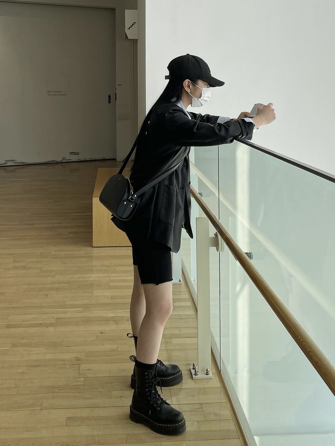 A.P.C. Saffiano Demi-Lune Bag Black 착용 스타일