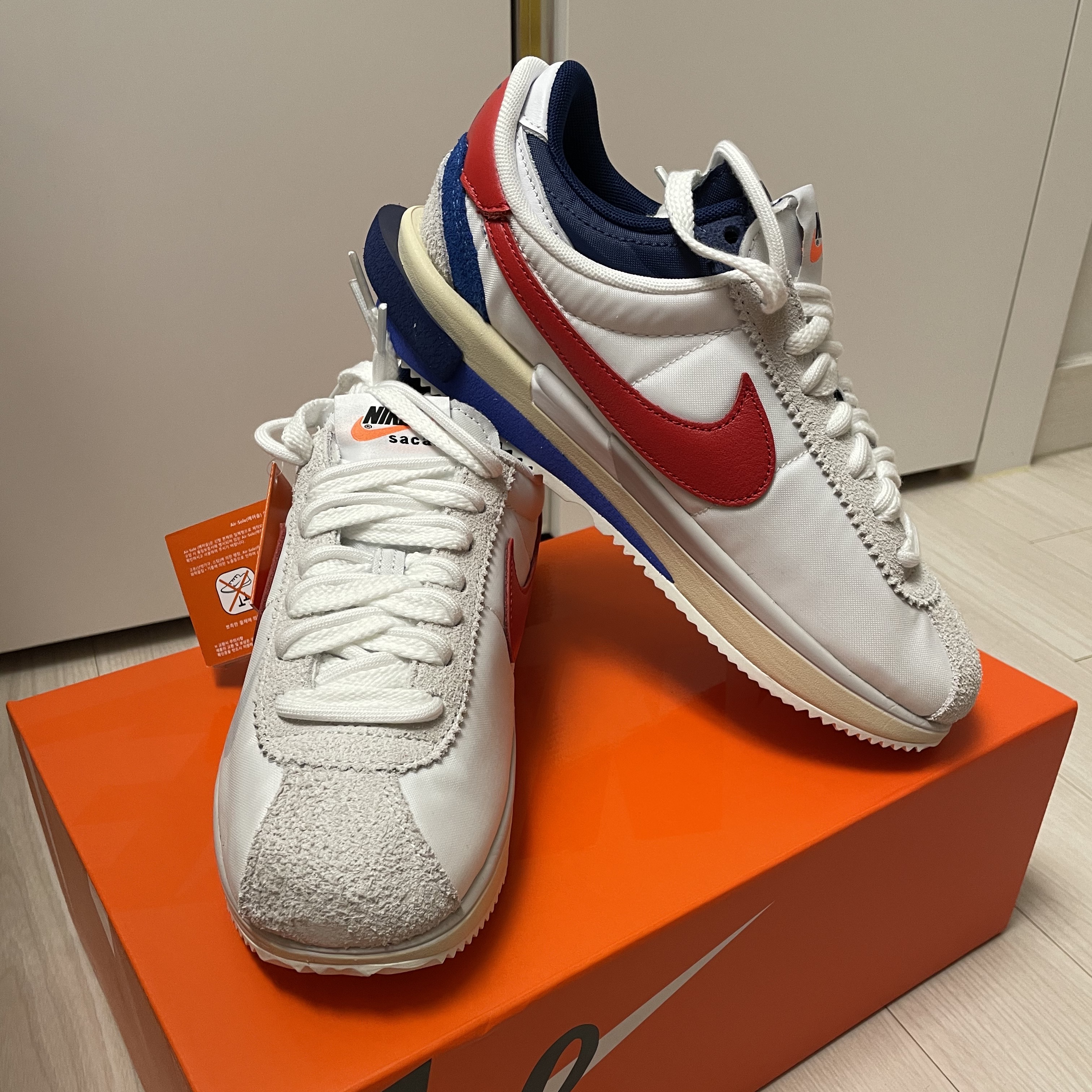 Nike x Sacai Zoom Cortez SP White and University Red 착용 스타일 - 1