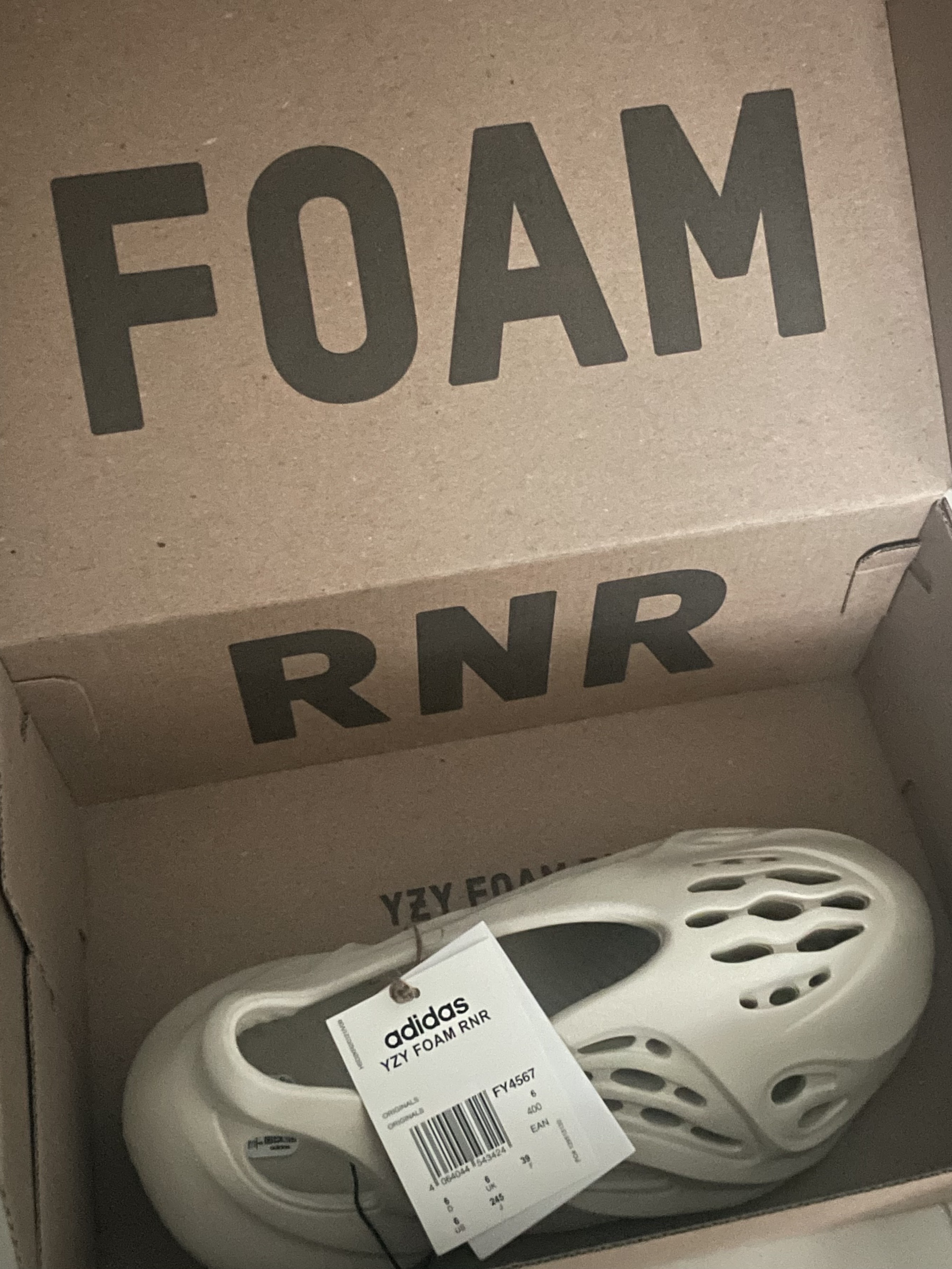 Adidas Yeezy Foam RNNR Sand 착용 스타일