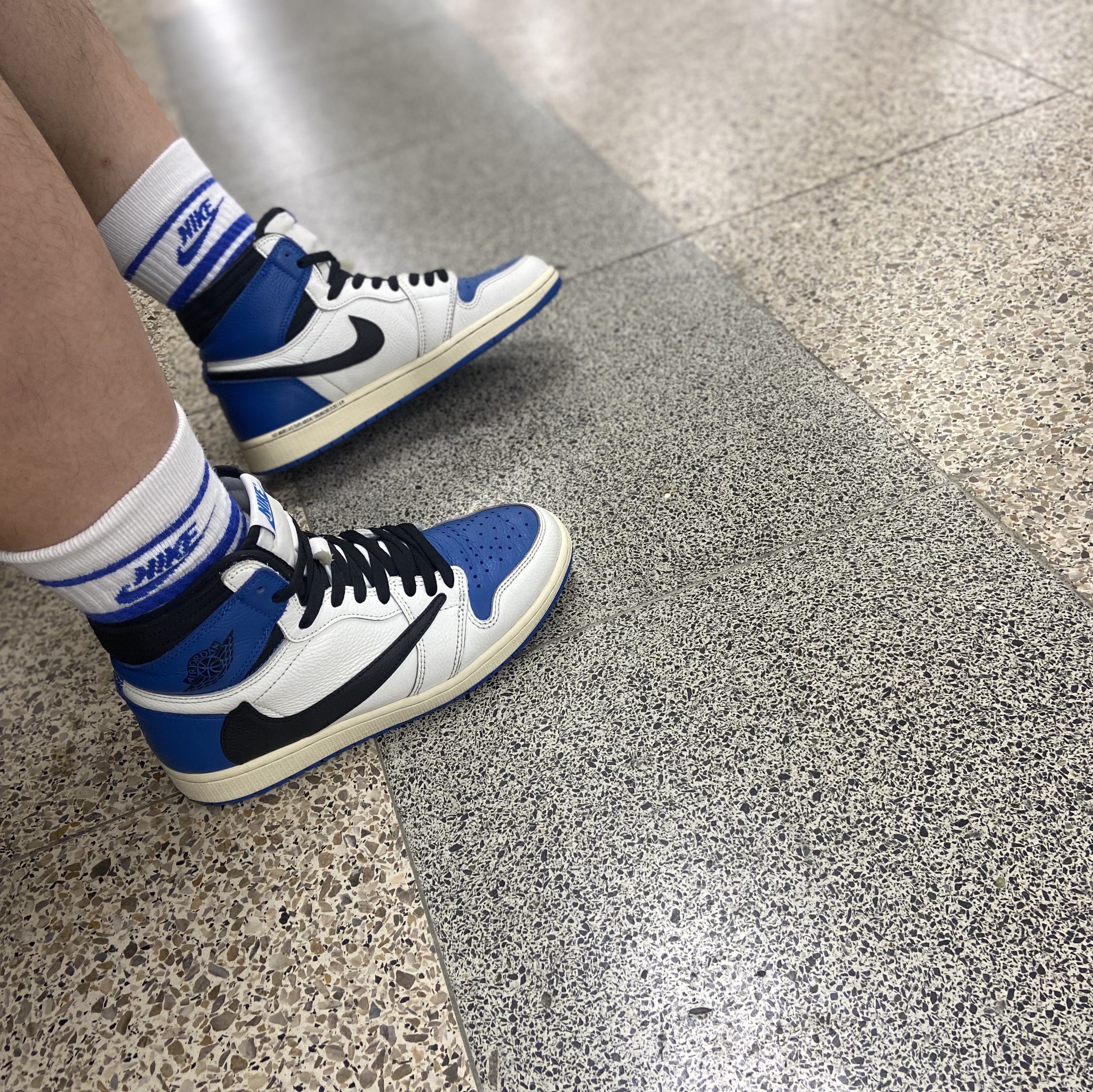 Jordan 1 x Travis Scott x Fragment Retro High OG SP Military Blue 착용 스타일 - 2