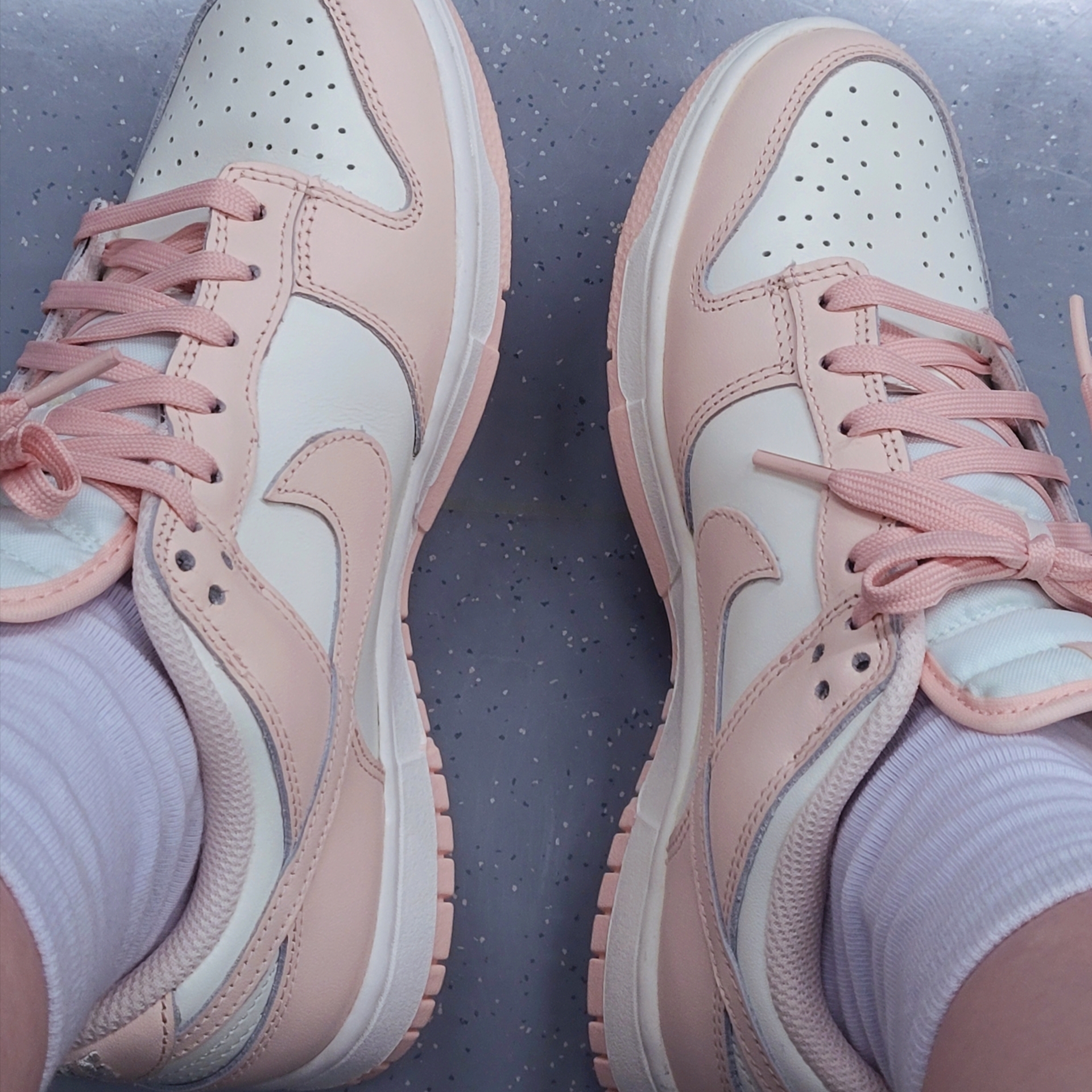 (W) Nike Dunk Low Orange Pearl, (Kids) Nike Everyday Plus Socks Pink White (6 Pack/Korean Ver.) 착용 스타일 - 2