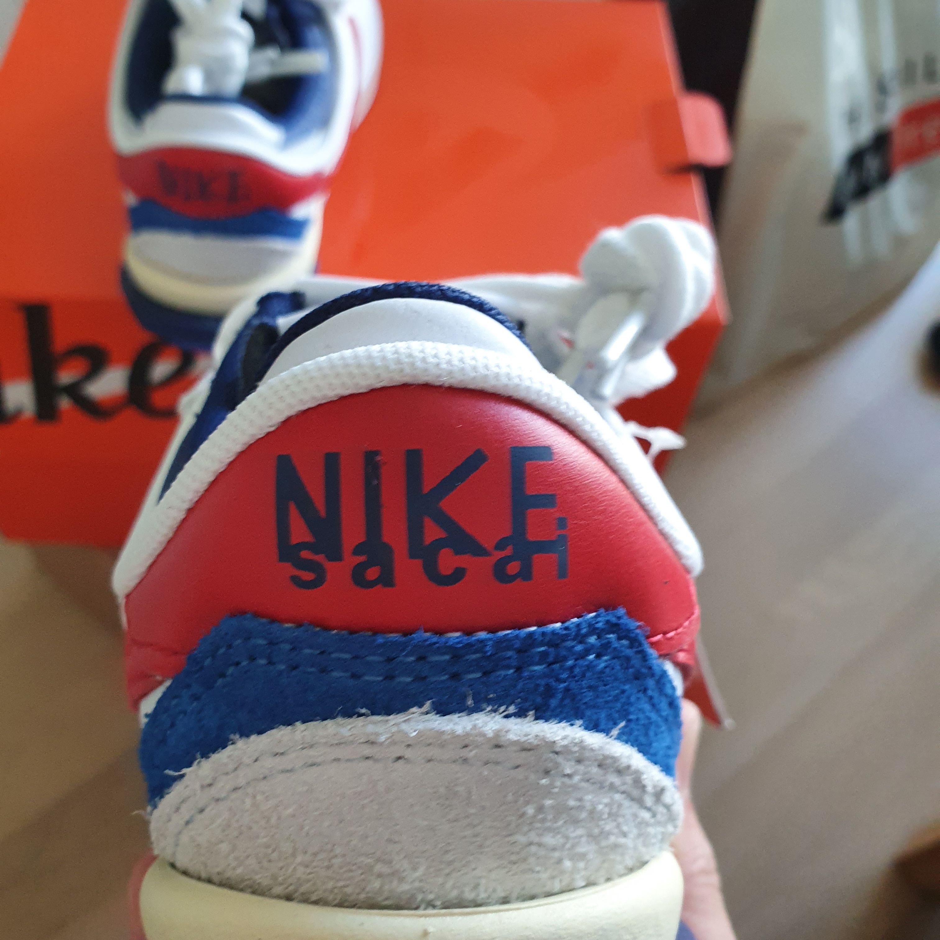 Nike x Sacai Zoom Cortez SP White and University Red 착용 스타일 - 3