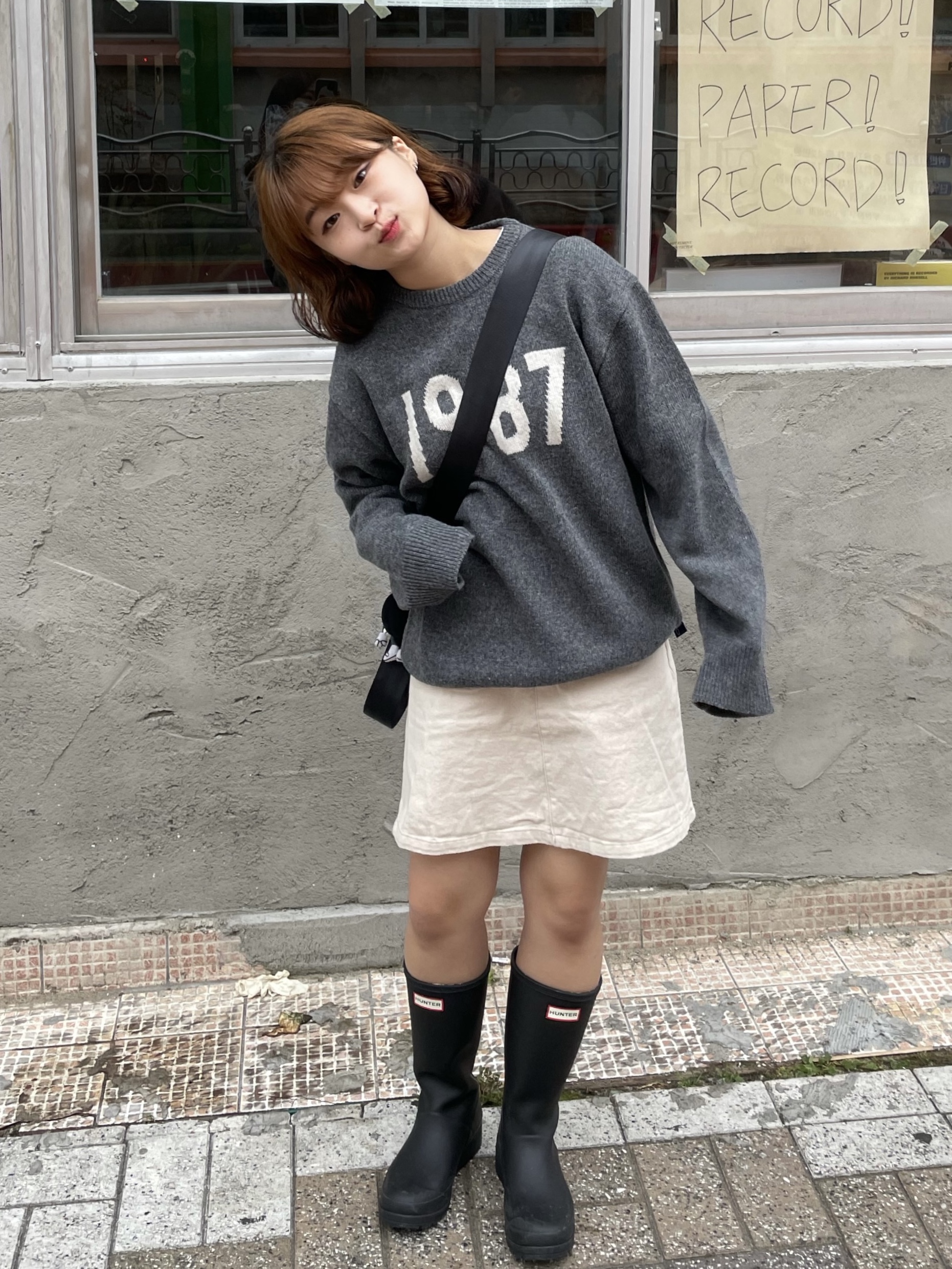 (W) Hunter Play Tall Wellington Rain Boots Black 착용 스타일 - 2
