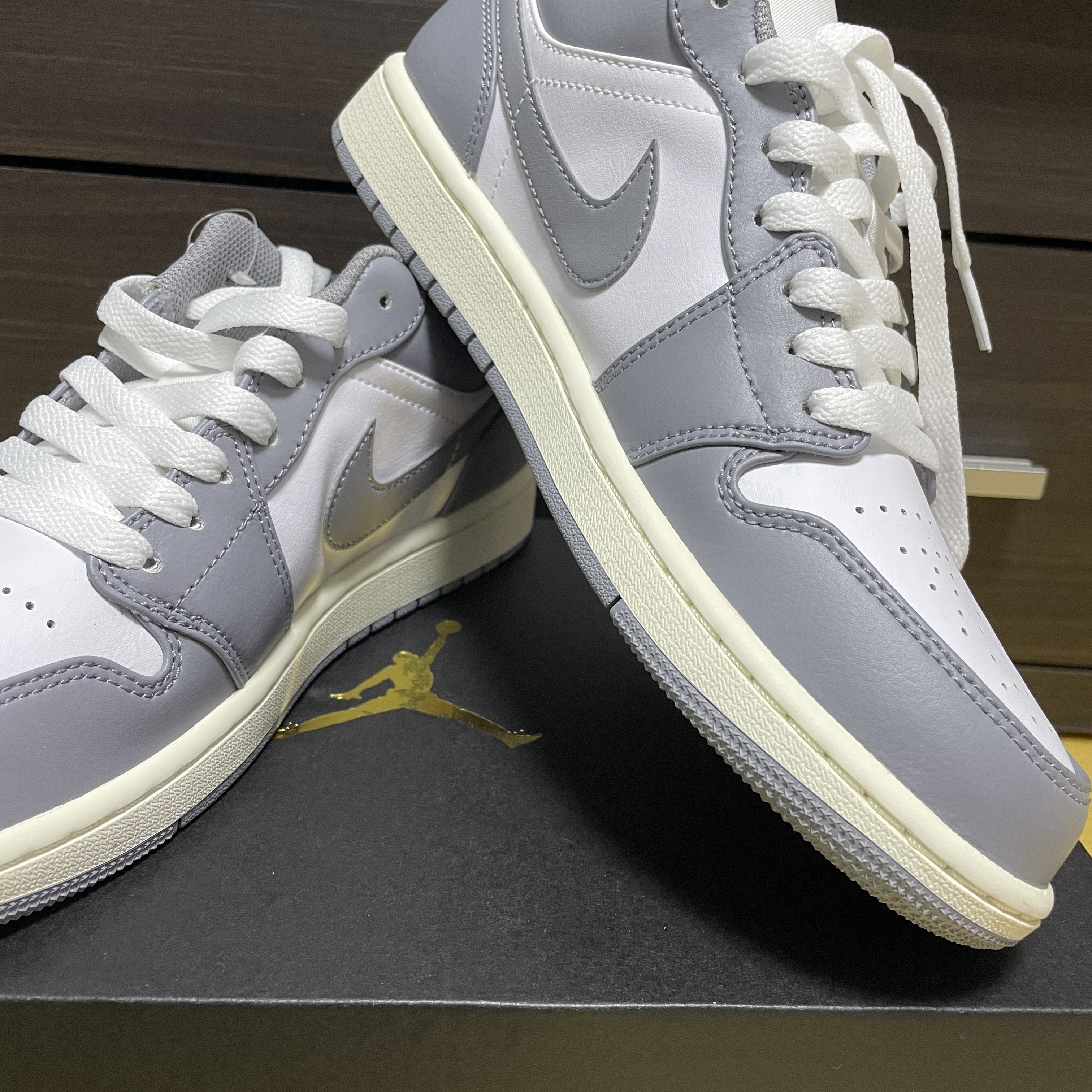 Jordan 1 Low Stealth and White 착용 스타일