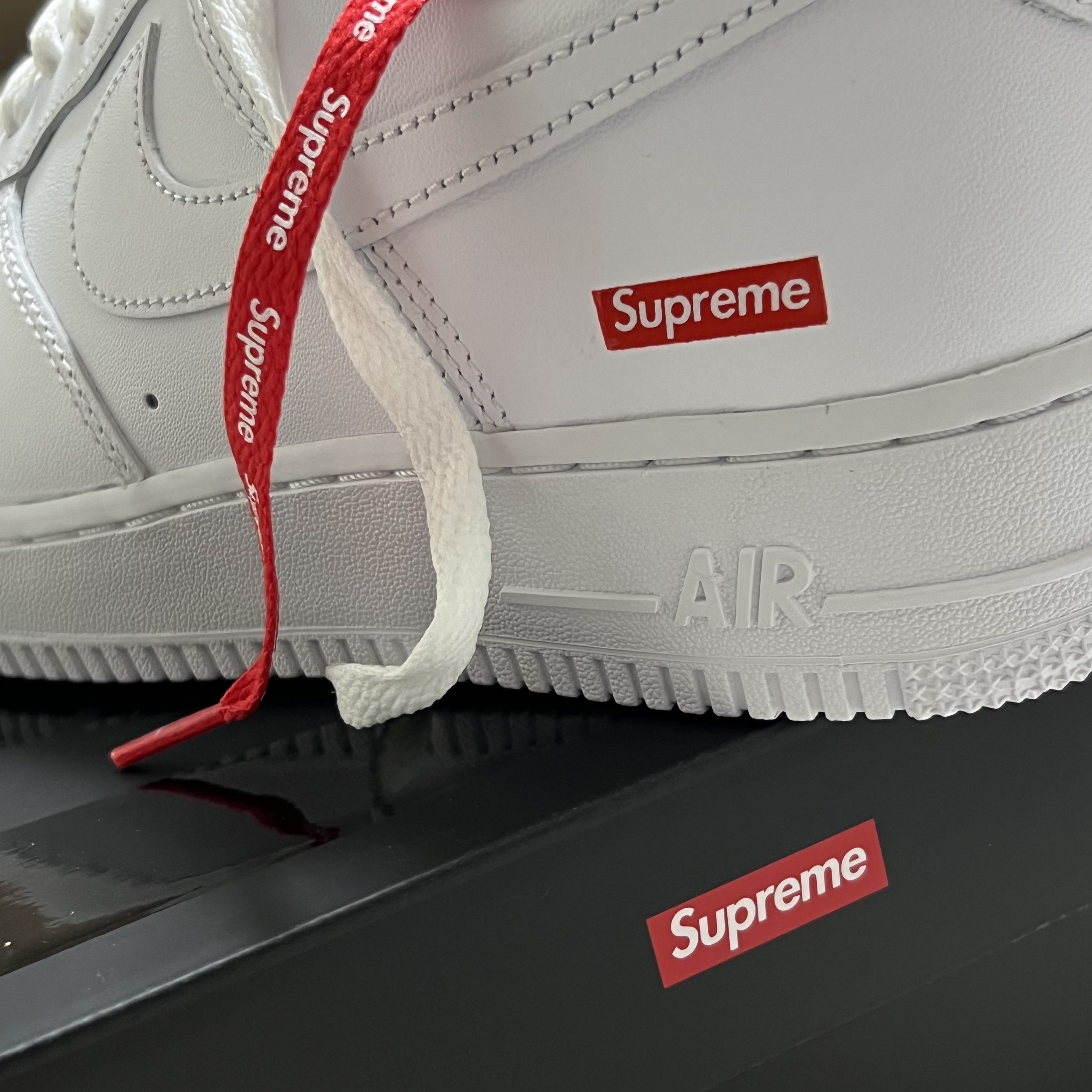 Nike x Supreme Air Force 1 Low White 착용 스타일