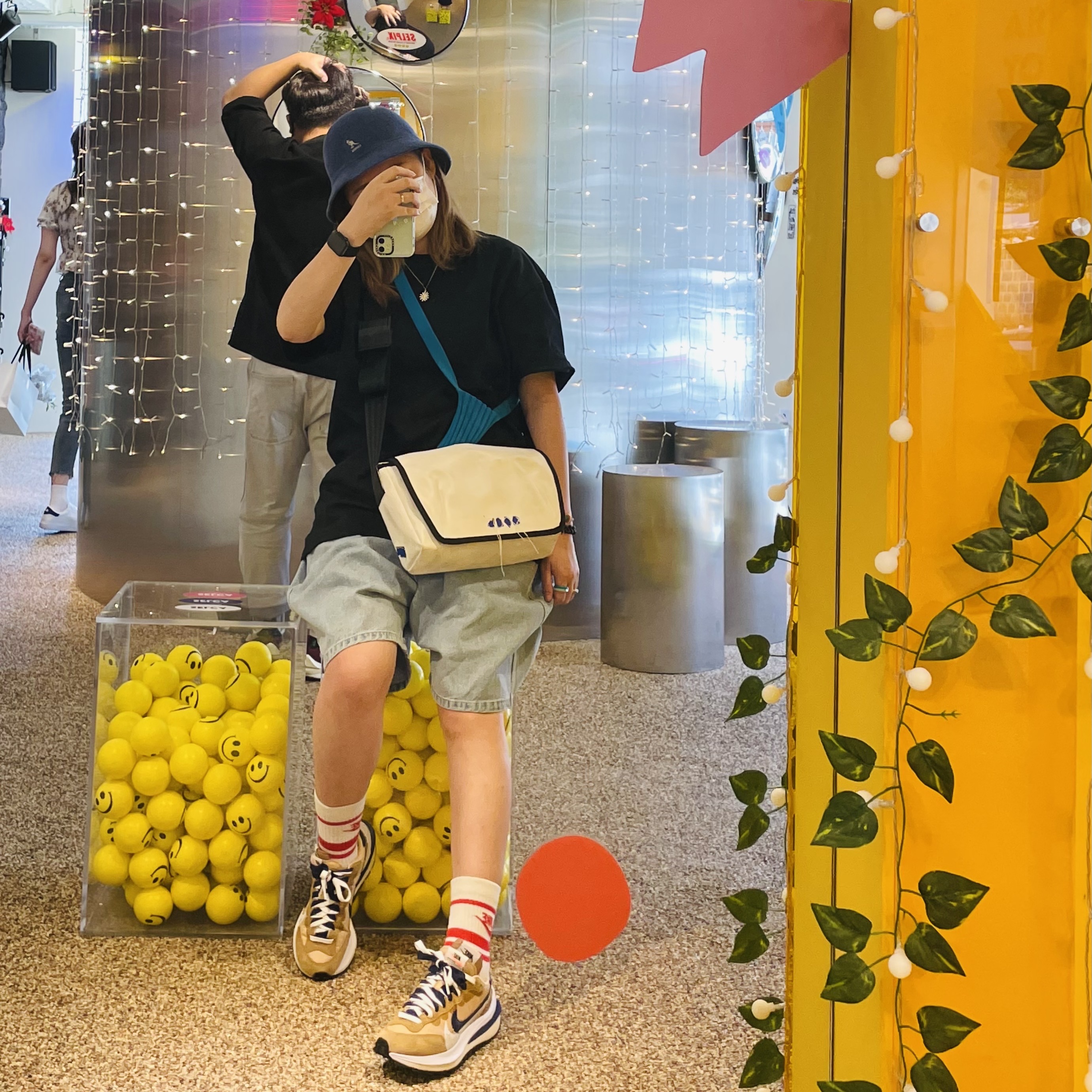 Ader Error Trace Admore Crossbody Bag White, Nike x Sacai VaporWaffle Sesame and Blue Void 착용 스타일