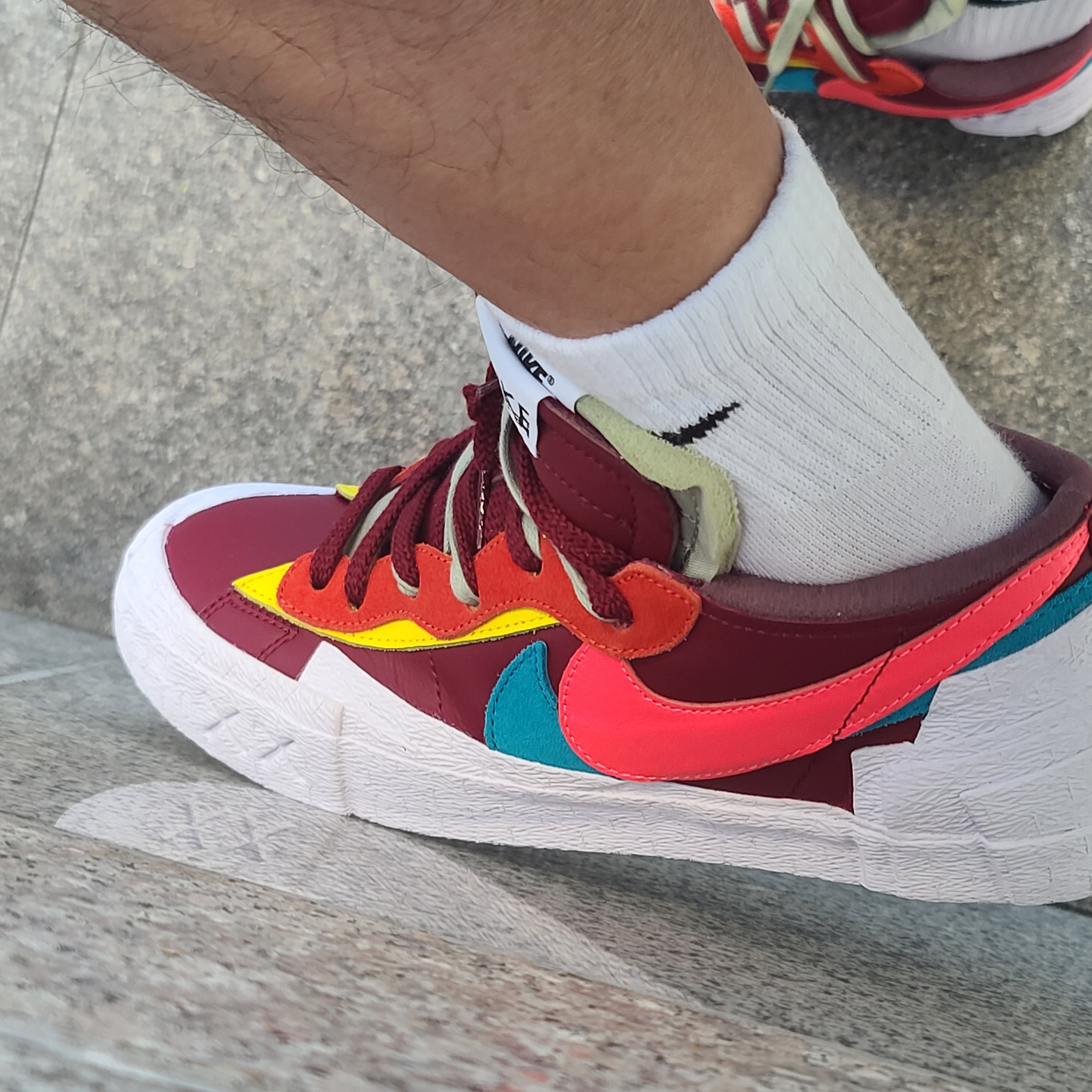 Nike x Sacai x Kaws Blazer Low Team Red 착용 스타일 - 2