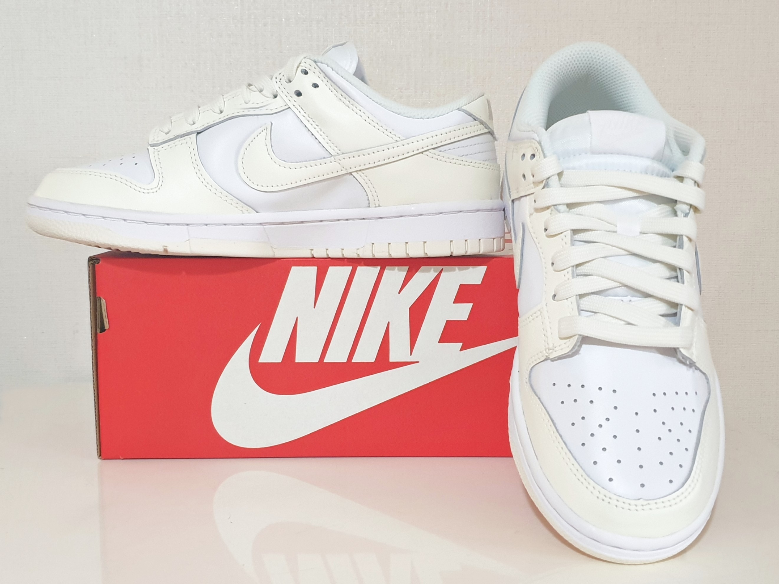 (W) Nike Dunk Low White and Sail 착용 스타일 - 1