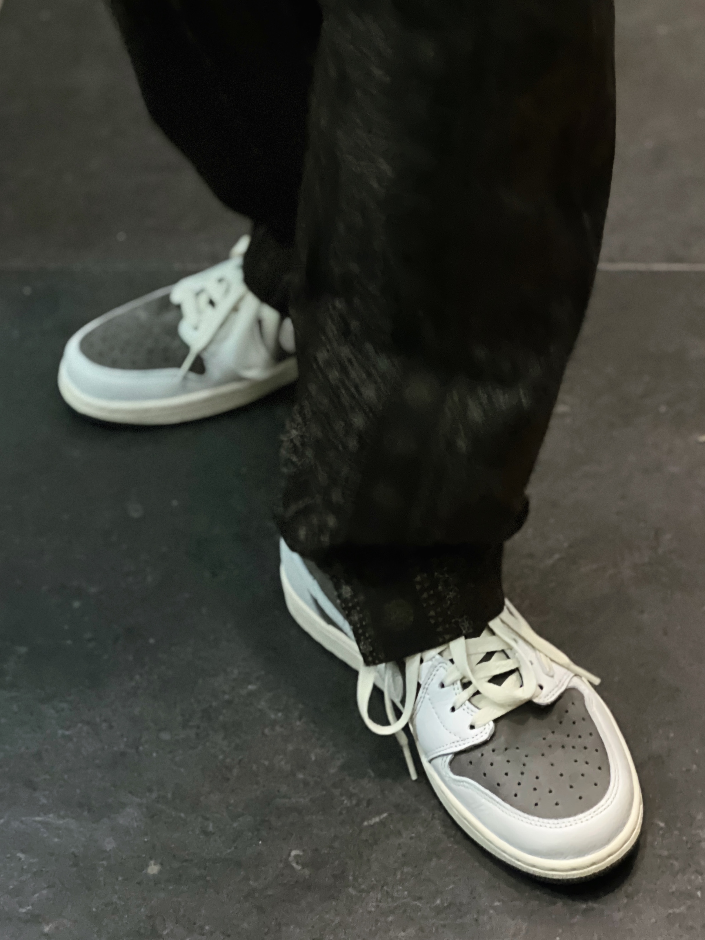 Jordan 1 x Travis Scott Retro Low OG SP Sail and Ridgerock 착용 스타일 - 2