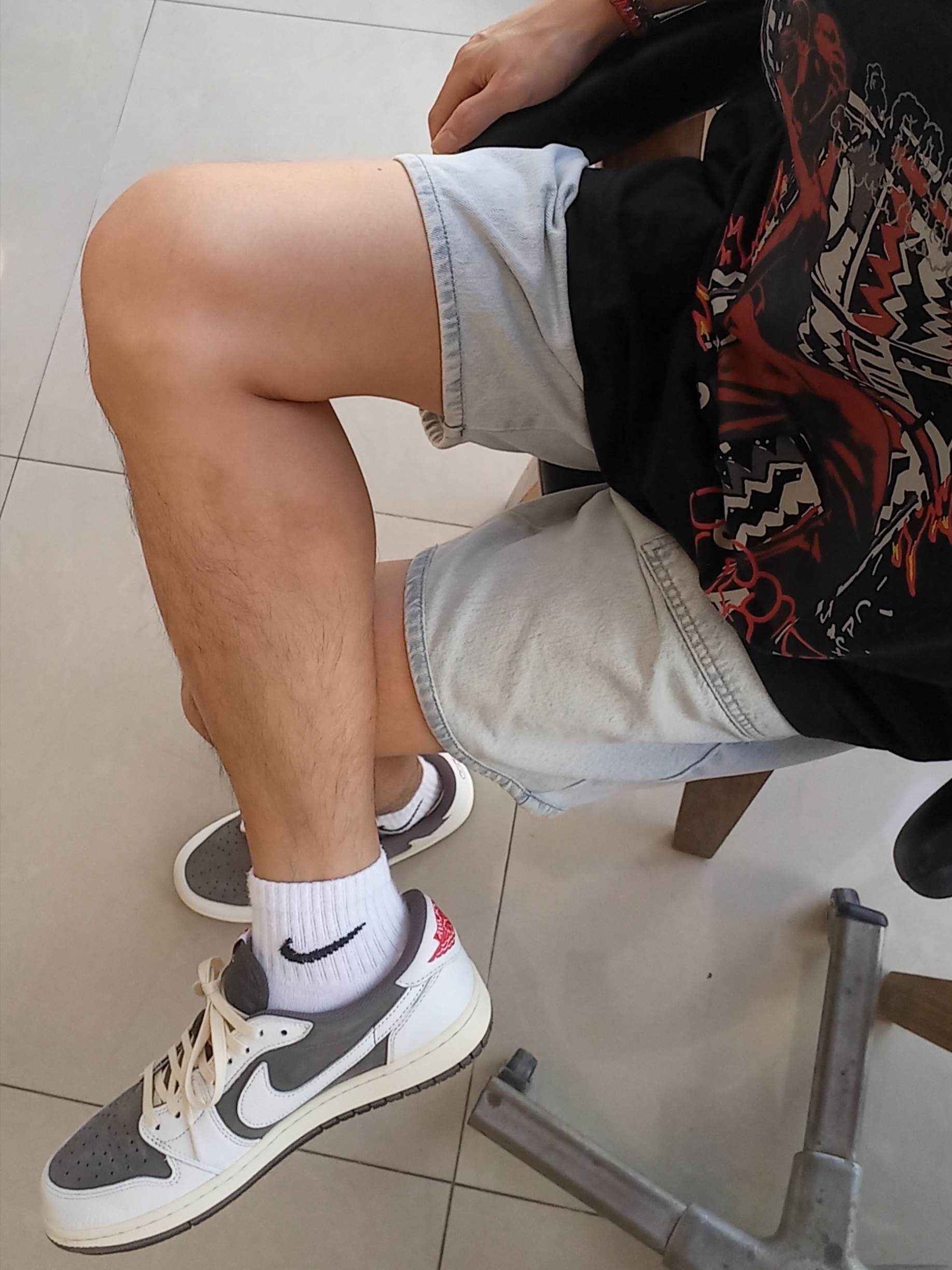 Jordan 1 x Travis Scott Retro Low OG SP Sail and Ridgerock, Jordan x Travis Scott MJ 2 T-Shirt 착용 스타일 - 2