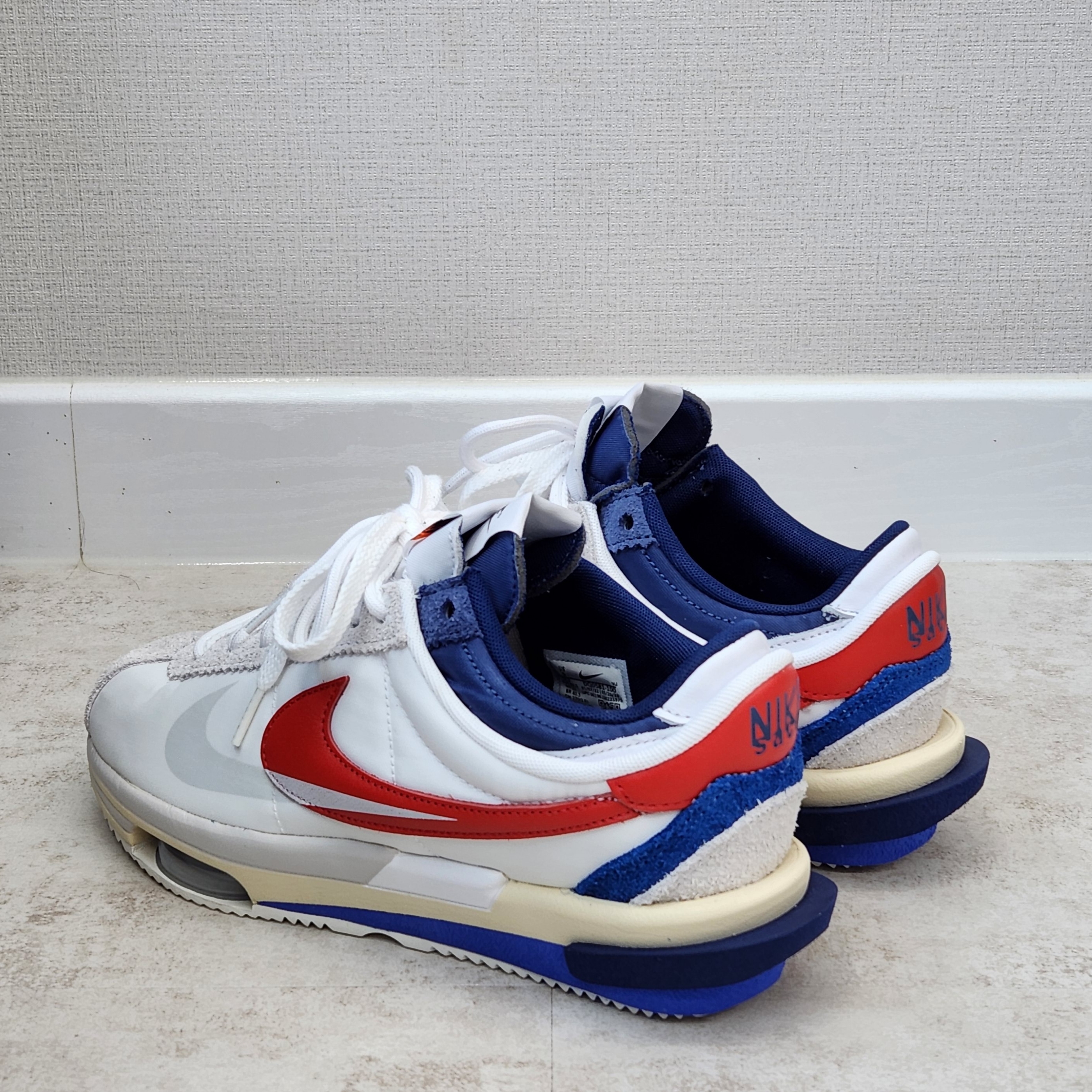 Nike x Sacai Zoom Cortez SP White and University Red 착용 스타일 - 3