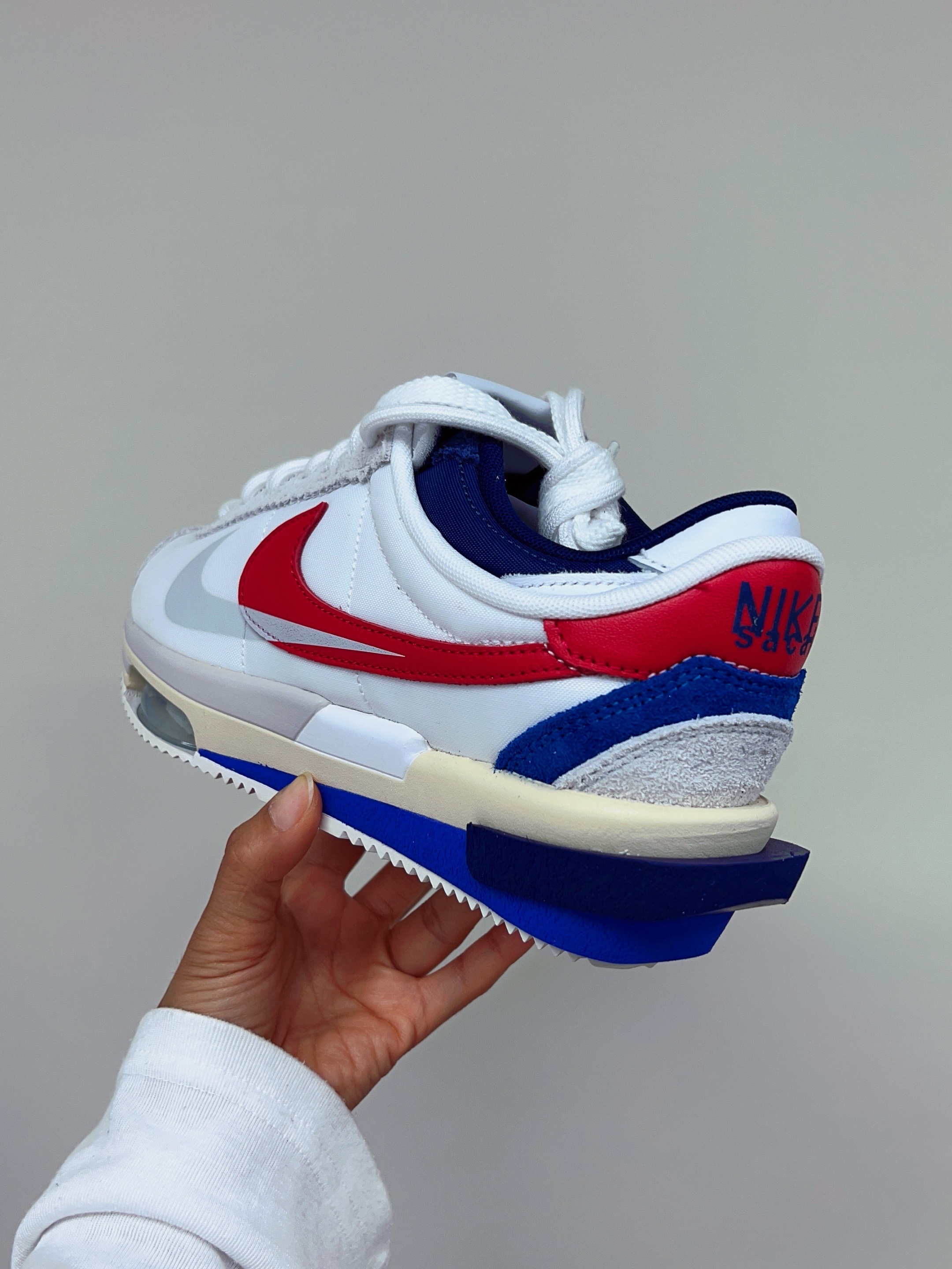 Nike x Sacai Zoom Cortez SP White and University Red 착용 스타일 - 2