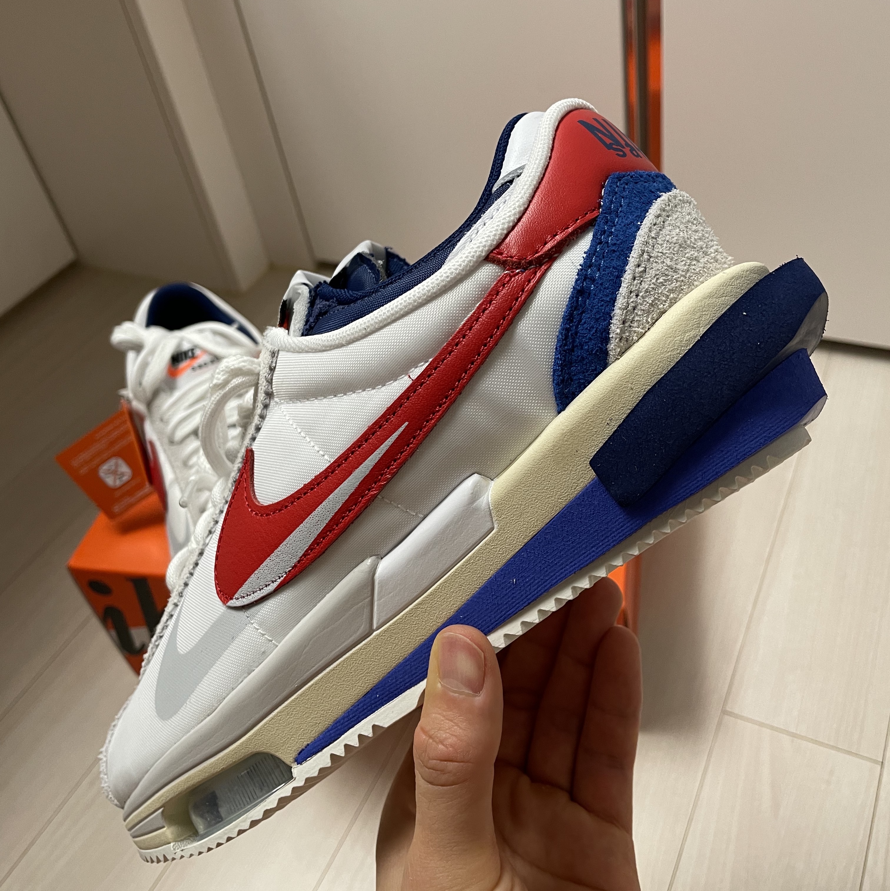 Nike x Sacai Zoom Cortez SP White and University Red 착용 스타일 - 5