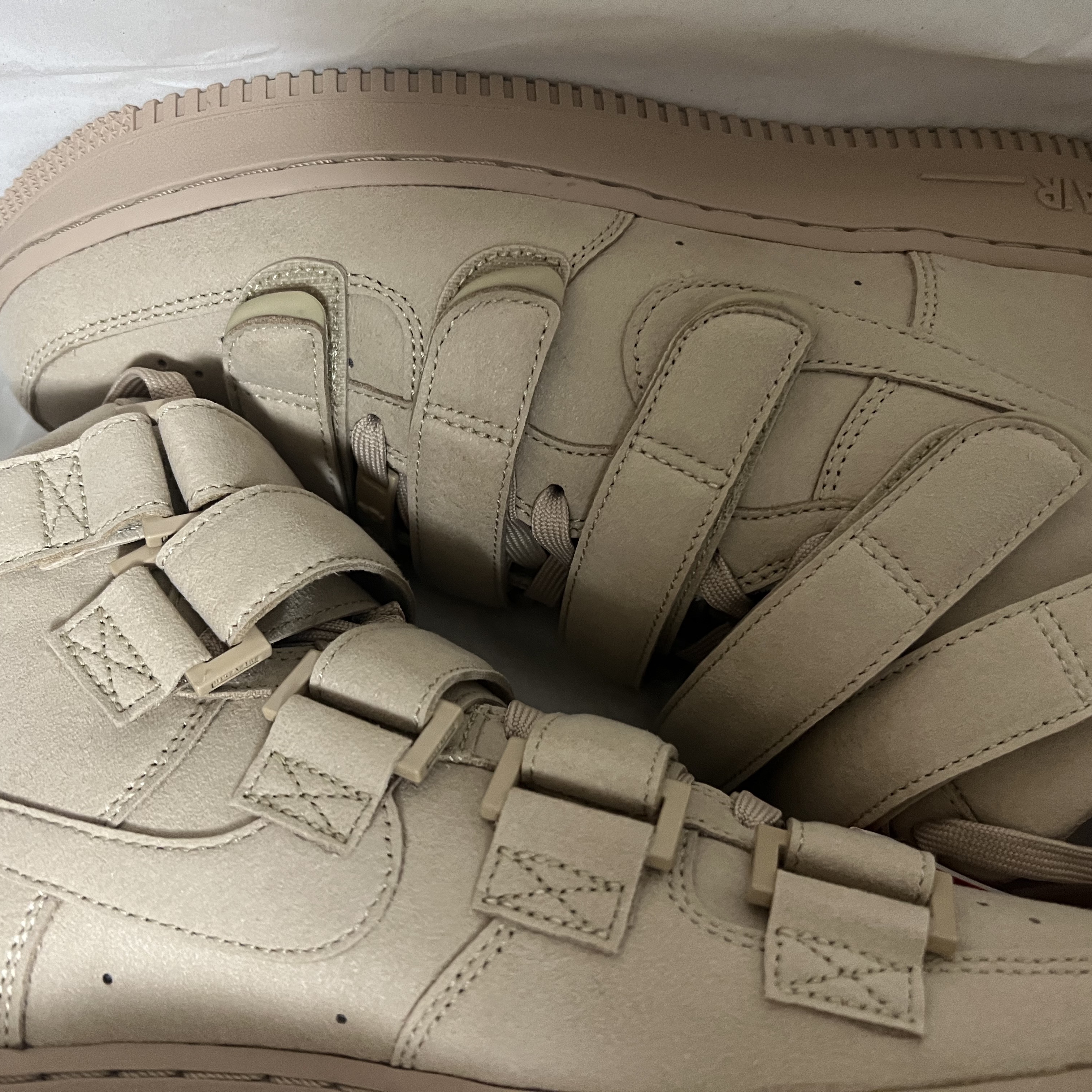 Nike x Billie Eilish Air Force 1 High '07 SP Mushroom 착용 스타일