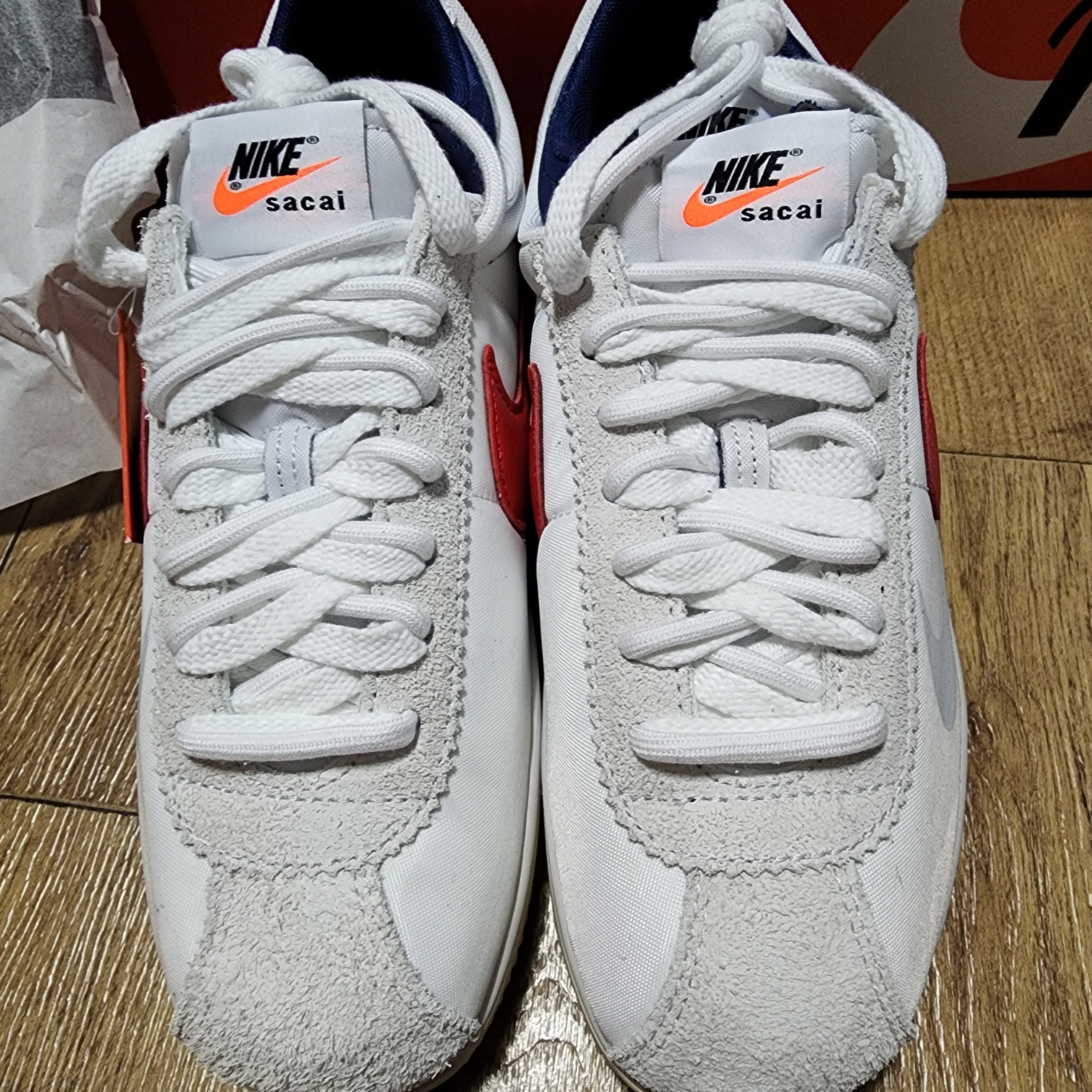 Nike x Sacai Zoom Cortez SP White and University Red 착용 스타일 - 3
