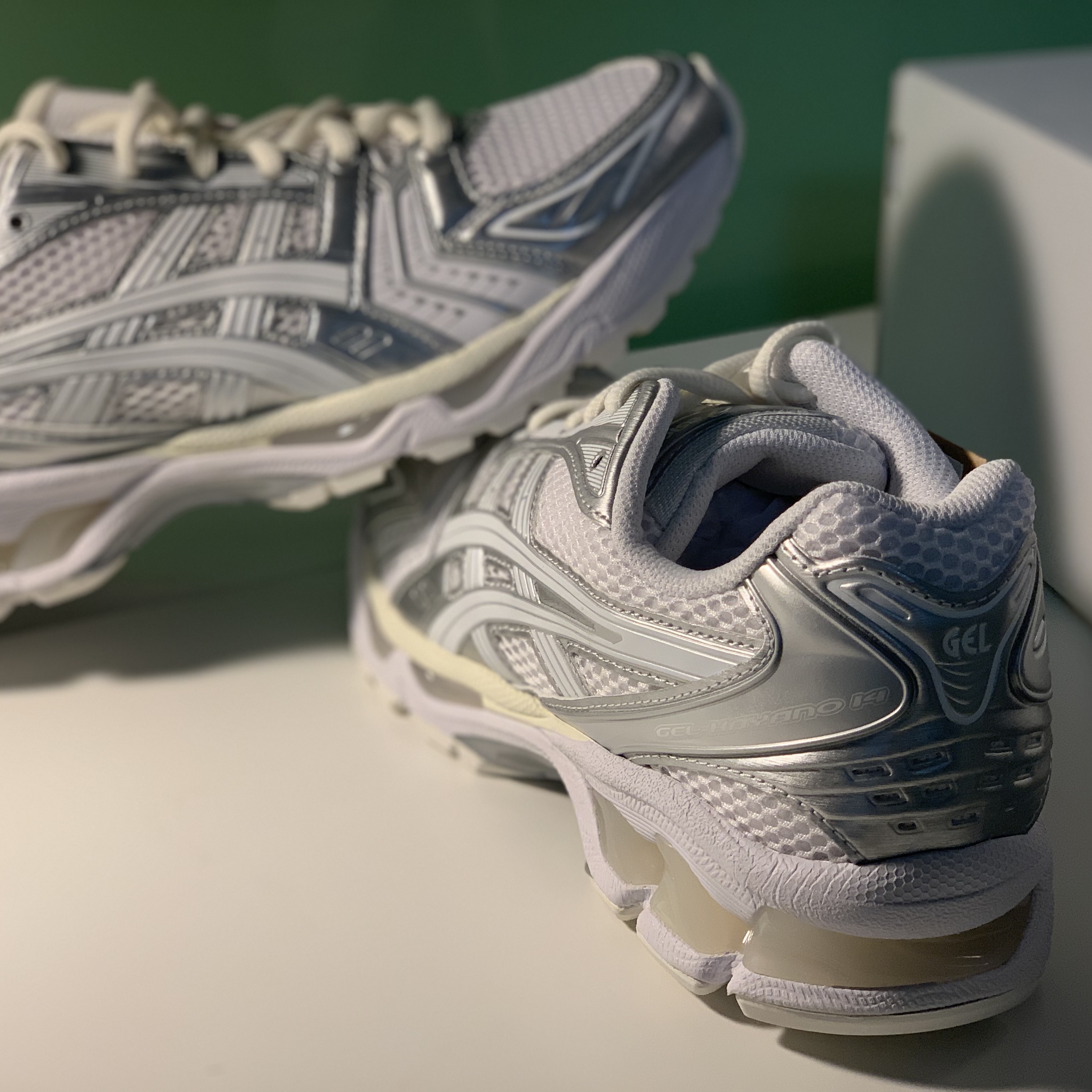 Asics x JJJJound Gel-Kayano 14 Silver White 착용 스타일 - 2