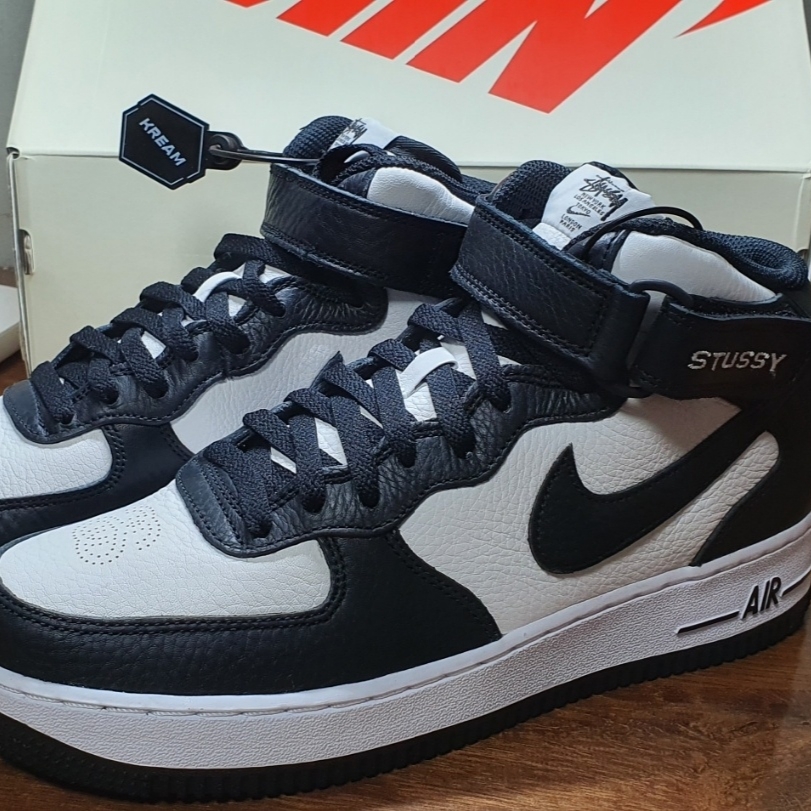 Nike x Stussy Air Force 1 '07 Mid SP Black and Light Bone 착용 스타일