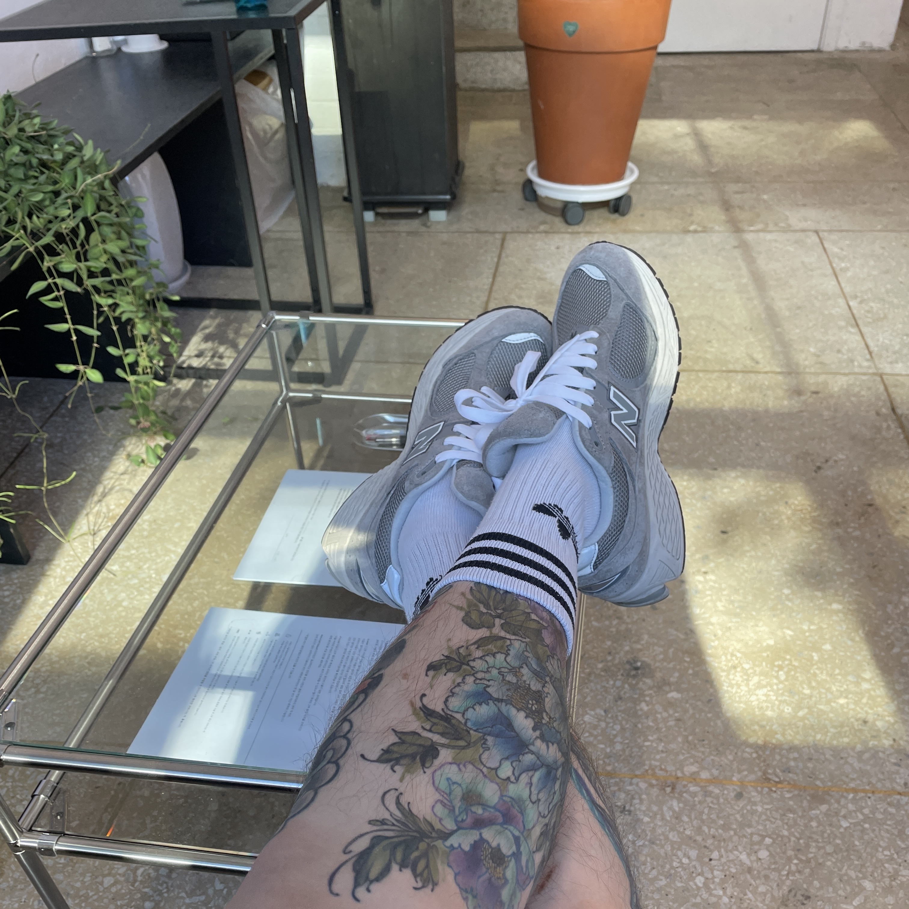 New Balance 2002R Grey 착용 스타일