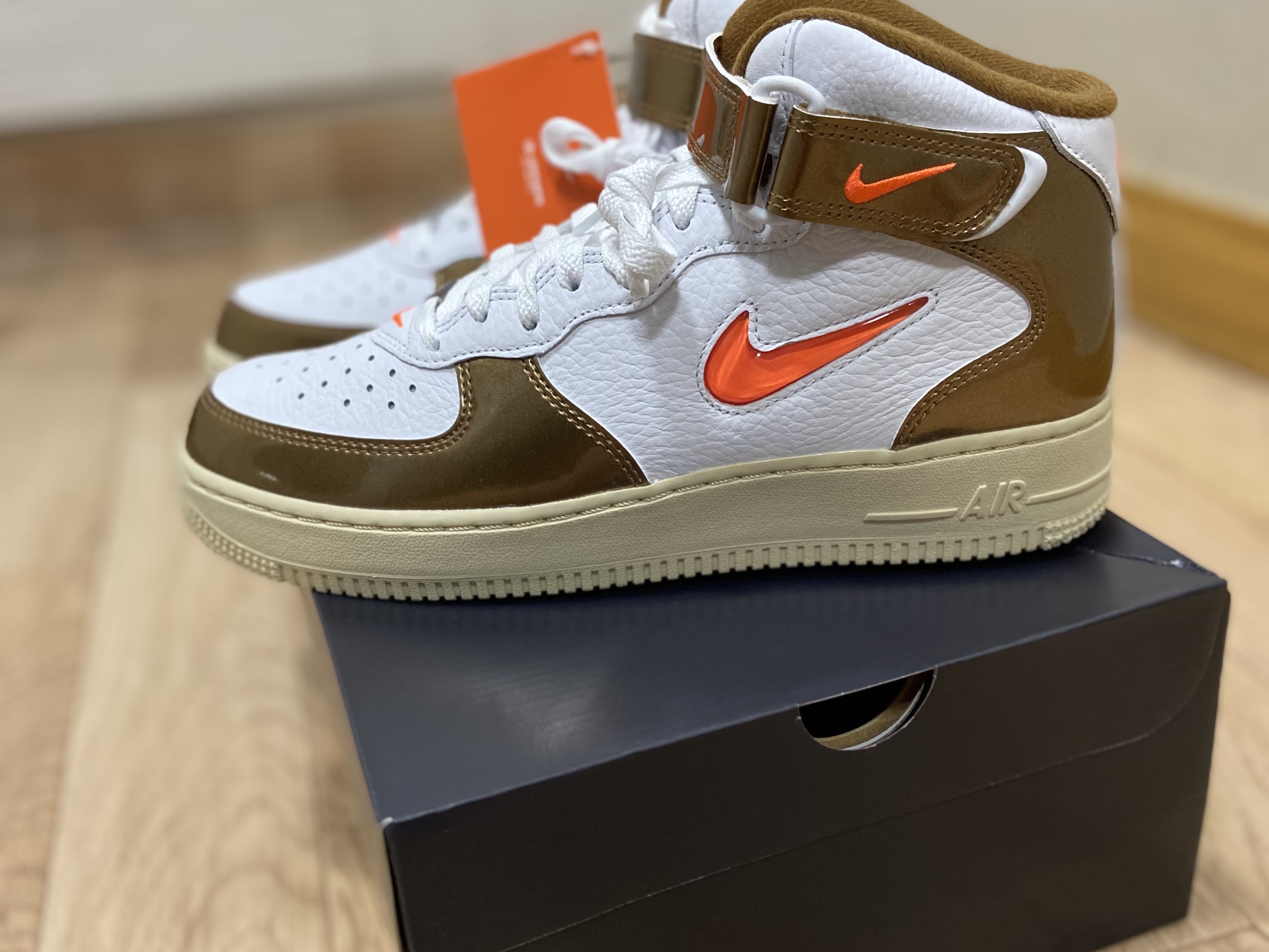 Nike Air Force 1 Mid '07 QS Olive Green and Total Orange 착용 스타일 - 1