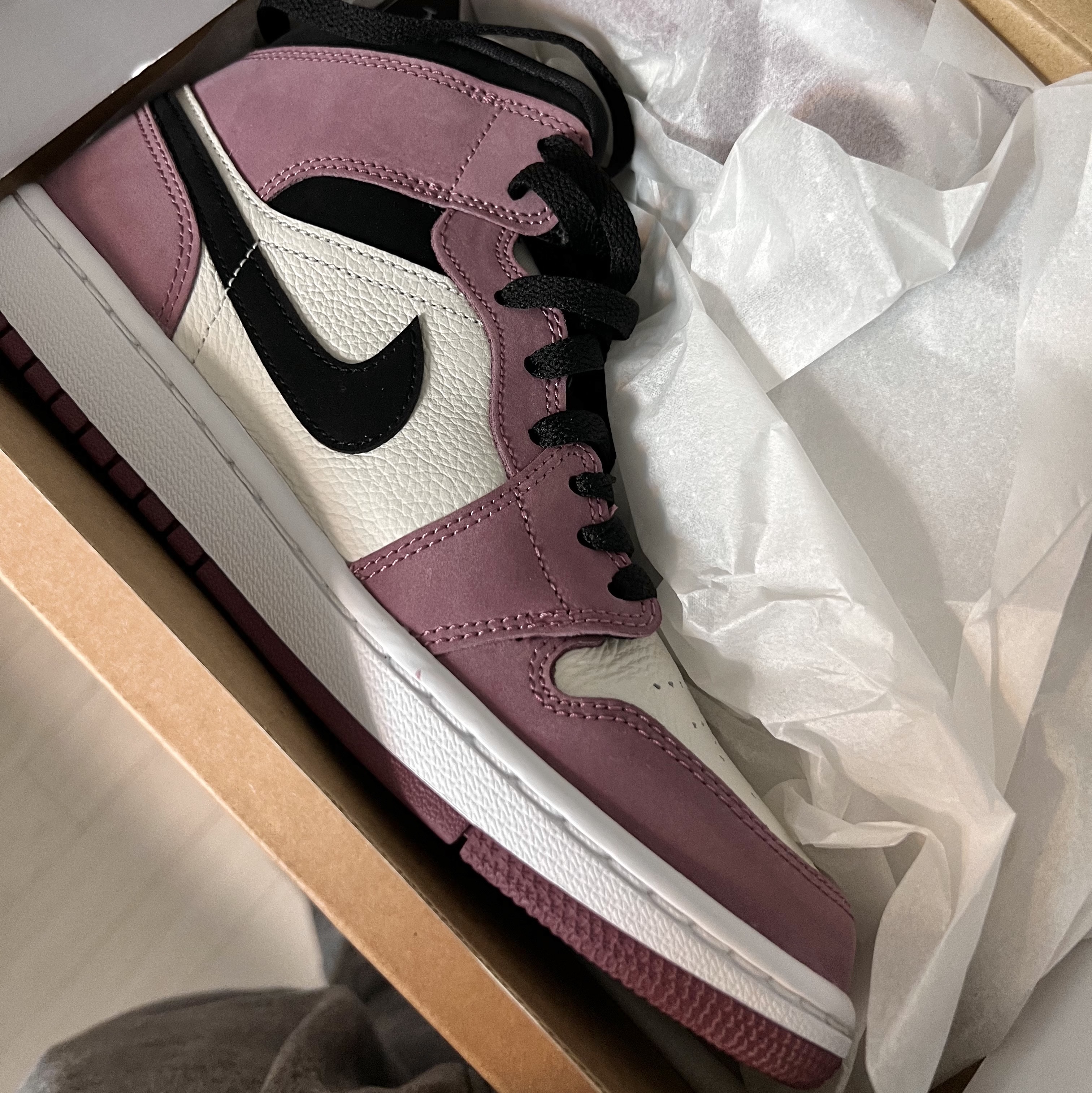 (W) Jordan 1 Mid SE Light Mulberry 착용 스타일 - 2