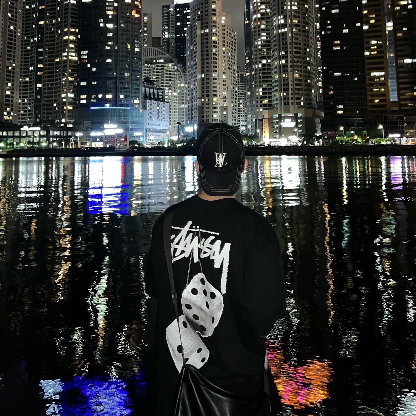 Stussy Fuzzy Dice T-Shirt Black 착용 스타일 - 1