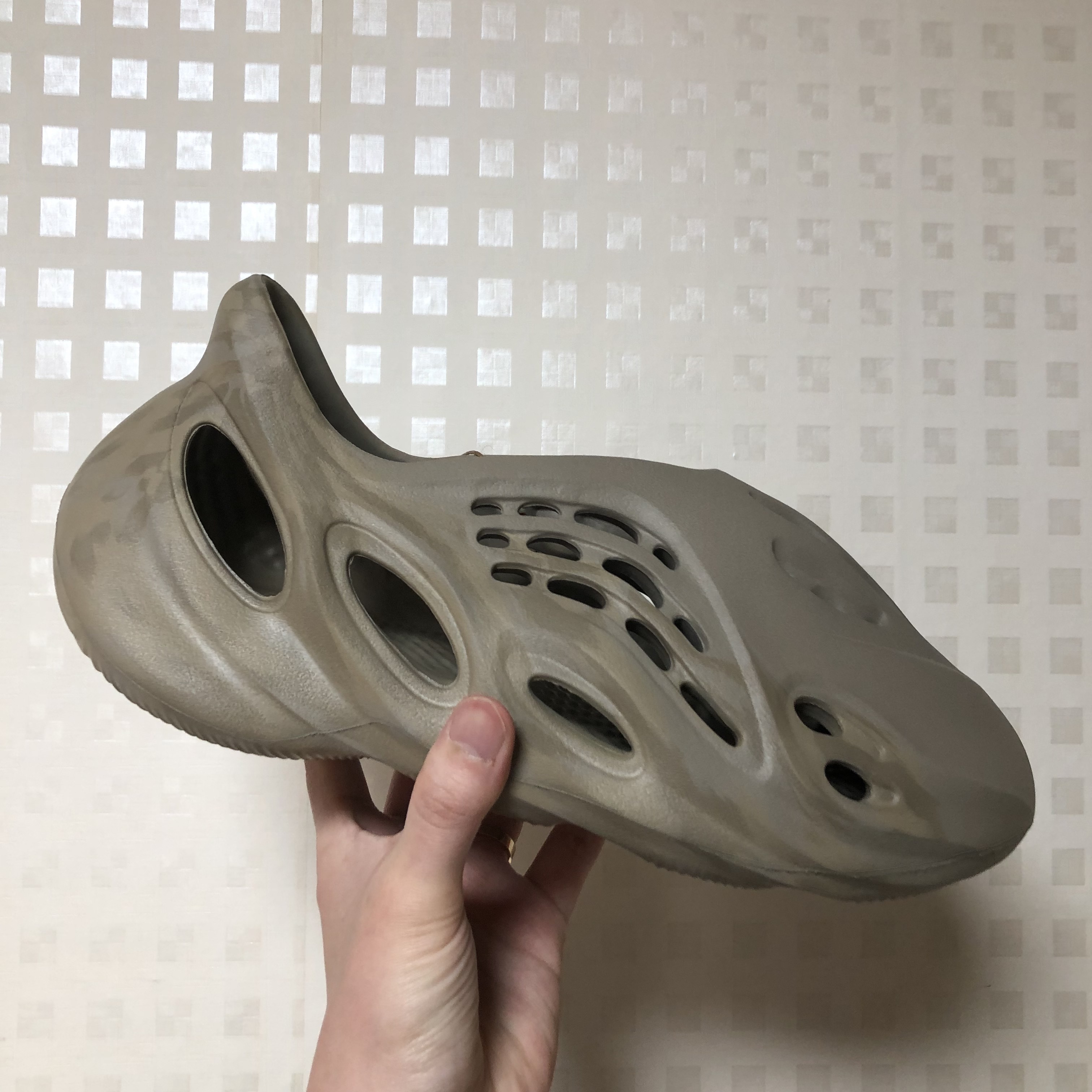 Adidas Yeezy Foam RNNR Stone Sage 착용 스타일