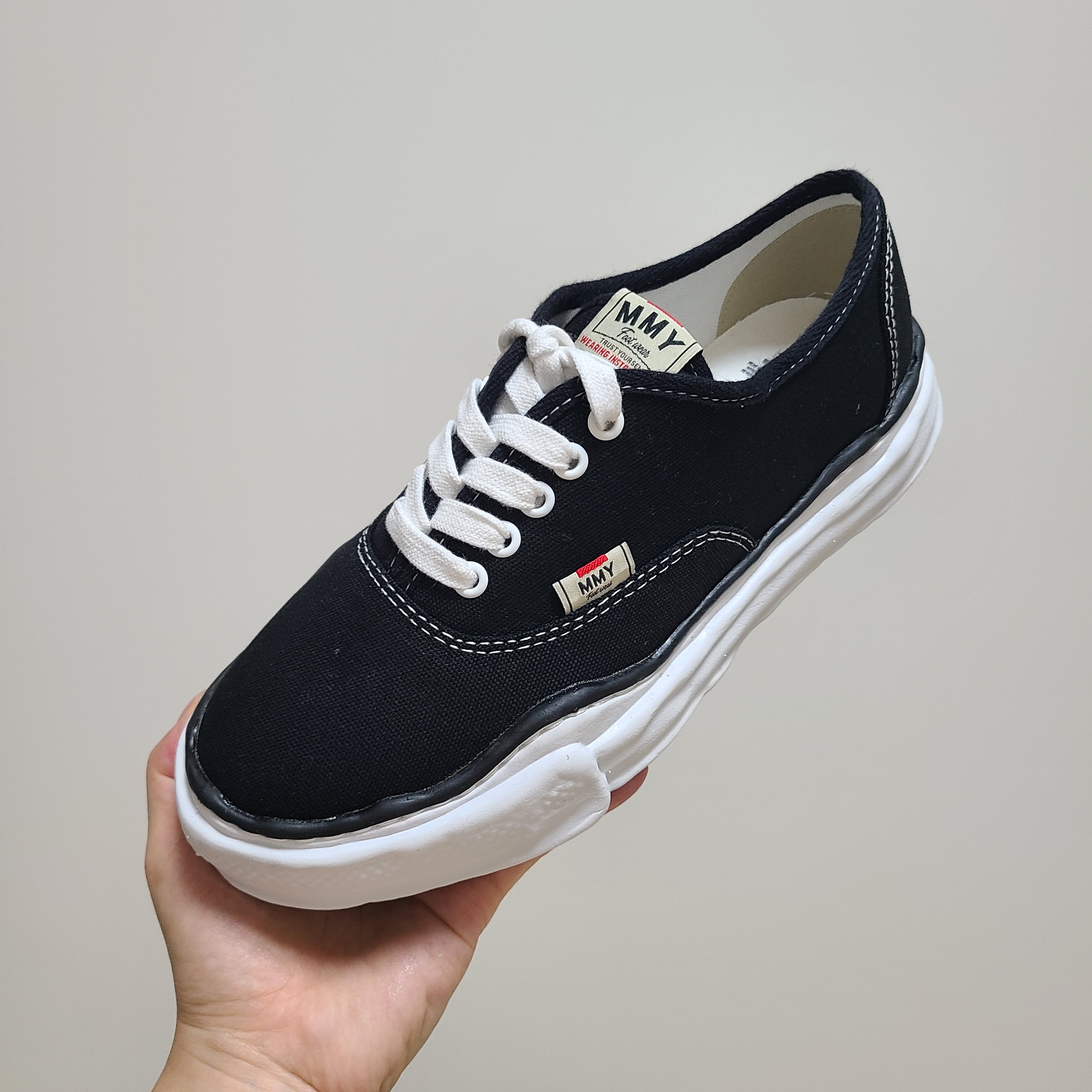 Maison Mihara Yasuhiro Baker OG Sole Canvas Low Cut Sneakers Black 착용 스타일