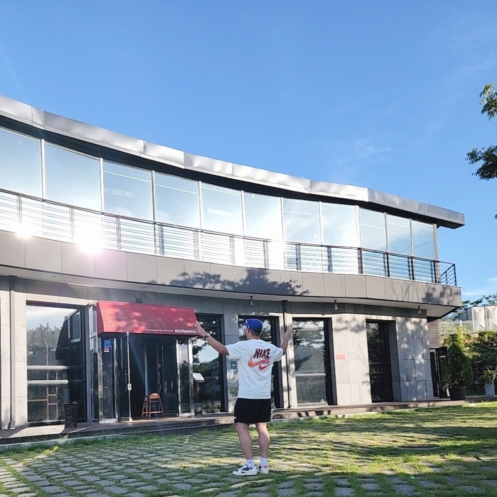 Jordan 1 x Travis Scott Retro Low OG SP Sail and Ridgerock, Stussy Withered Flower T-Shirt White 착용 스타일 - 2