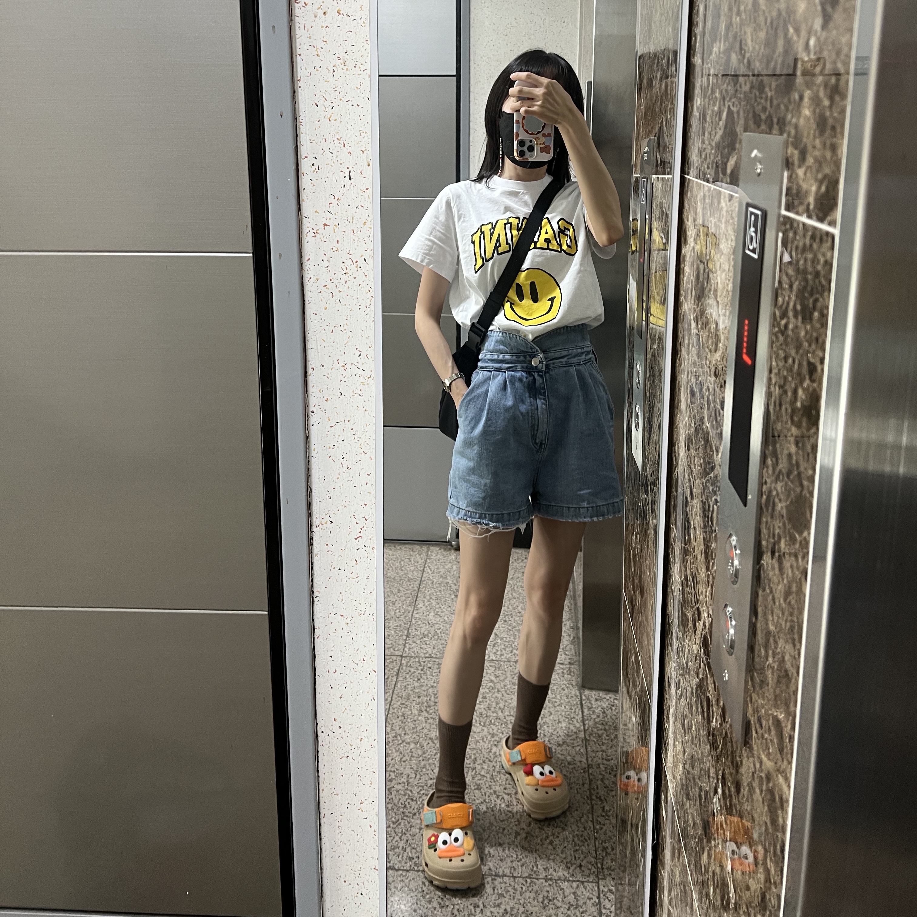 (W) Ganni Basic Cotton Jersey T-Shirt Smiley Yellow Bright White 착용 스타일