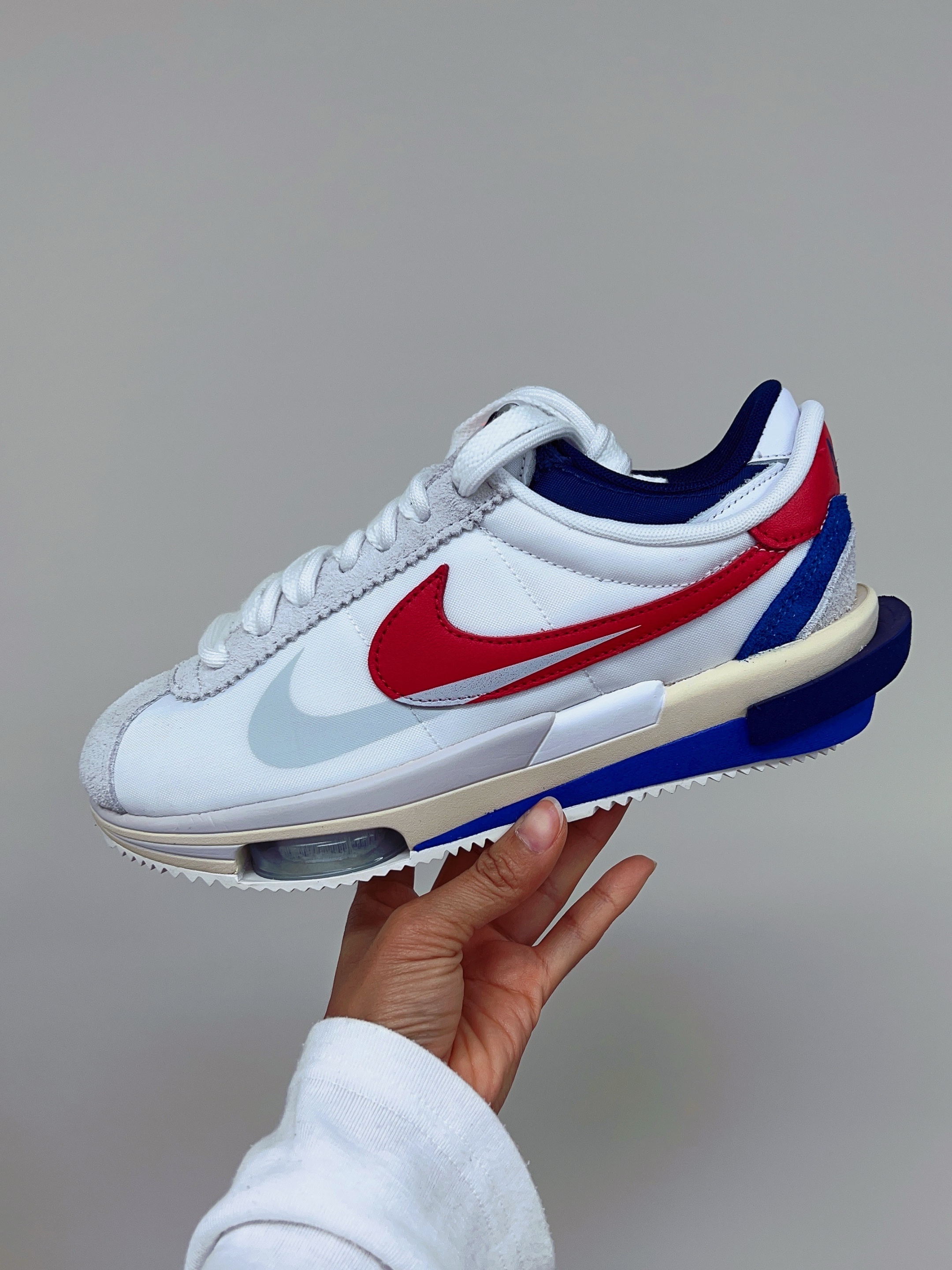 Nike x Sacai Zoom Cortez SP White and University Red 착용 스타일 - 1