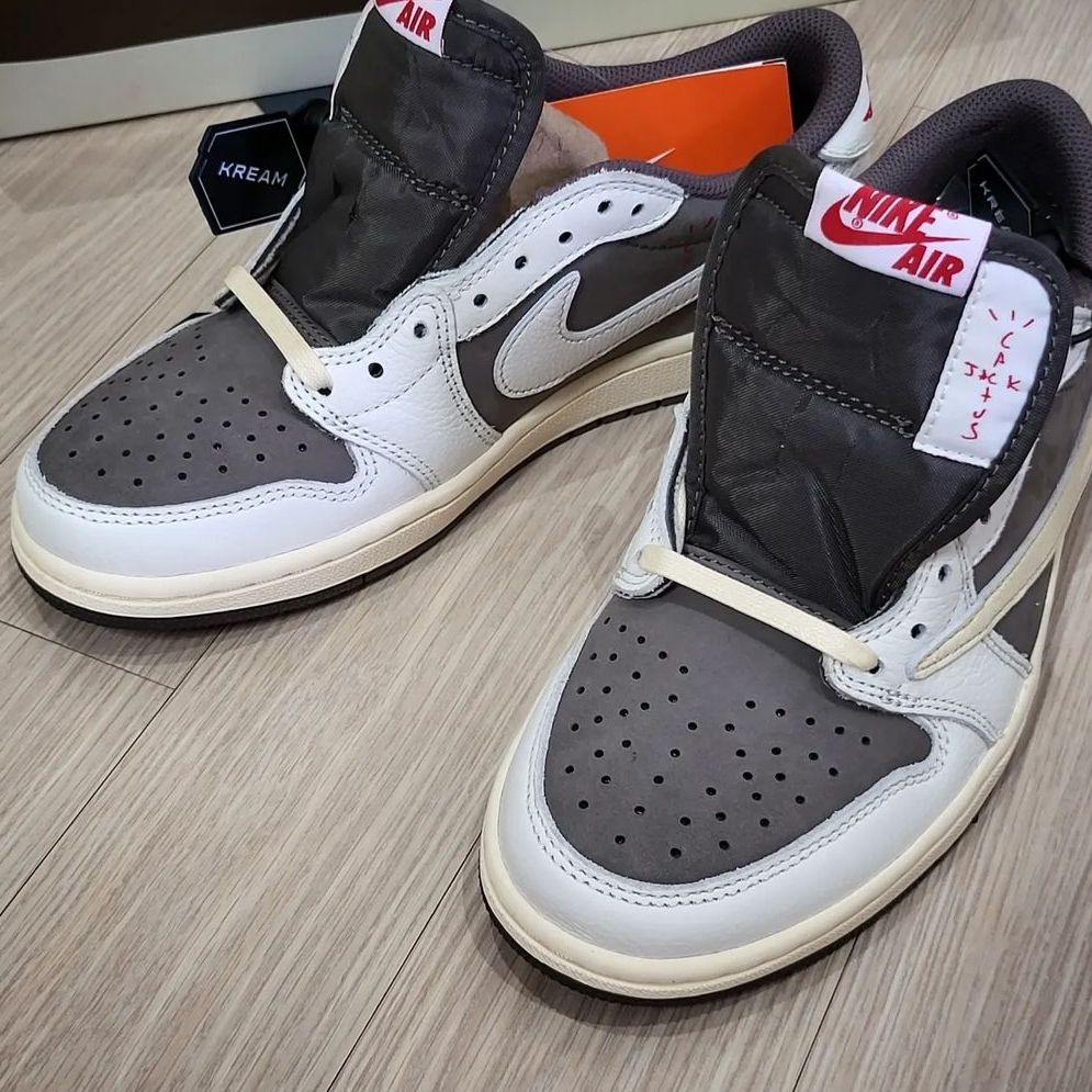 Jordan 1 x Travis Scott Retro Low OG SP Sail and Ridgerock 착용 스타일 - 2