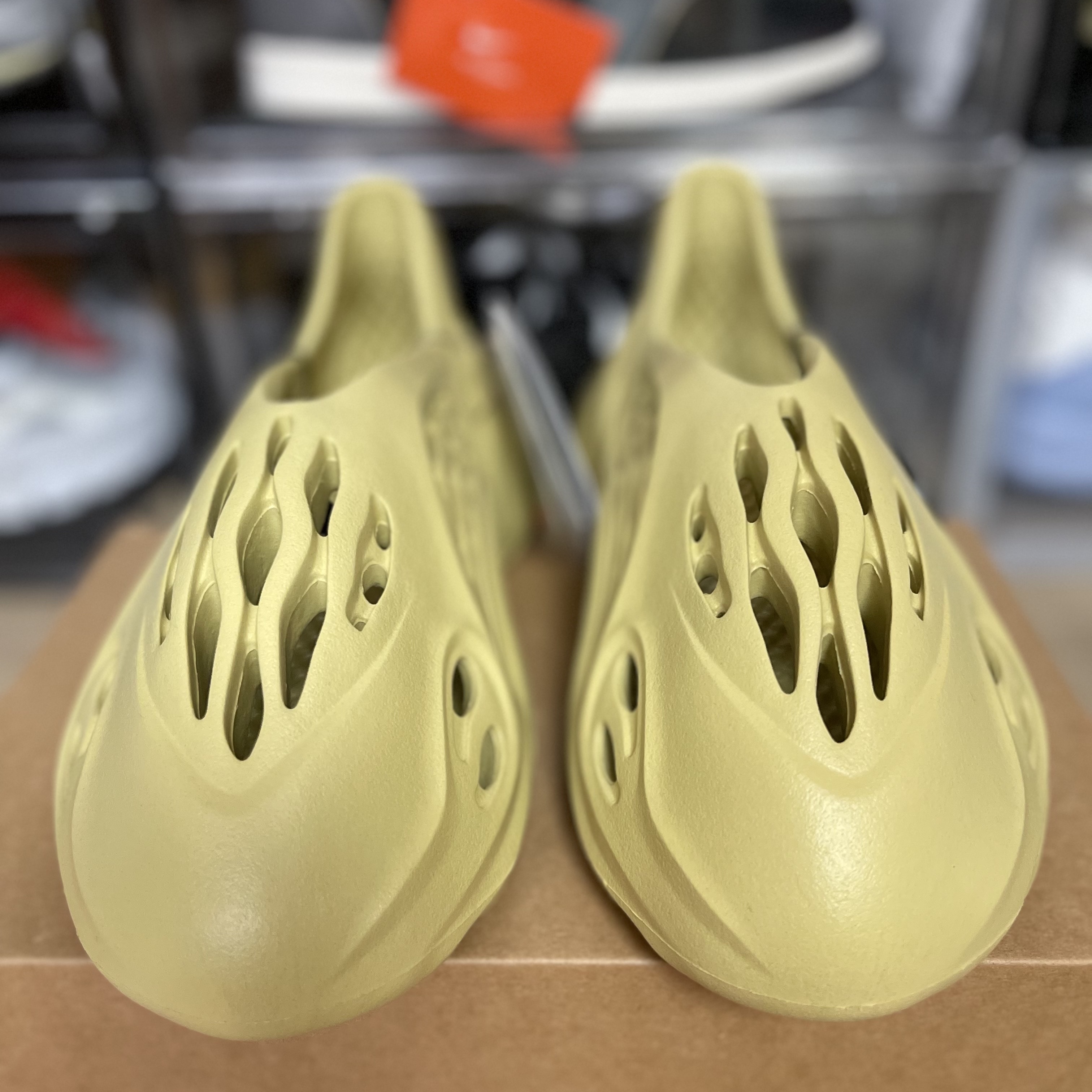 Adidas Yeezy Foam RNNR Sulfur 착용 스타일