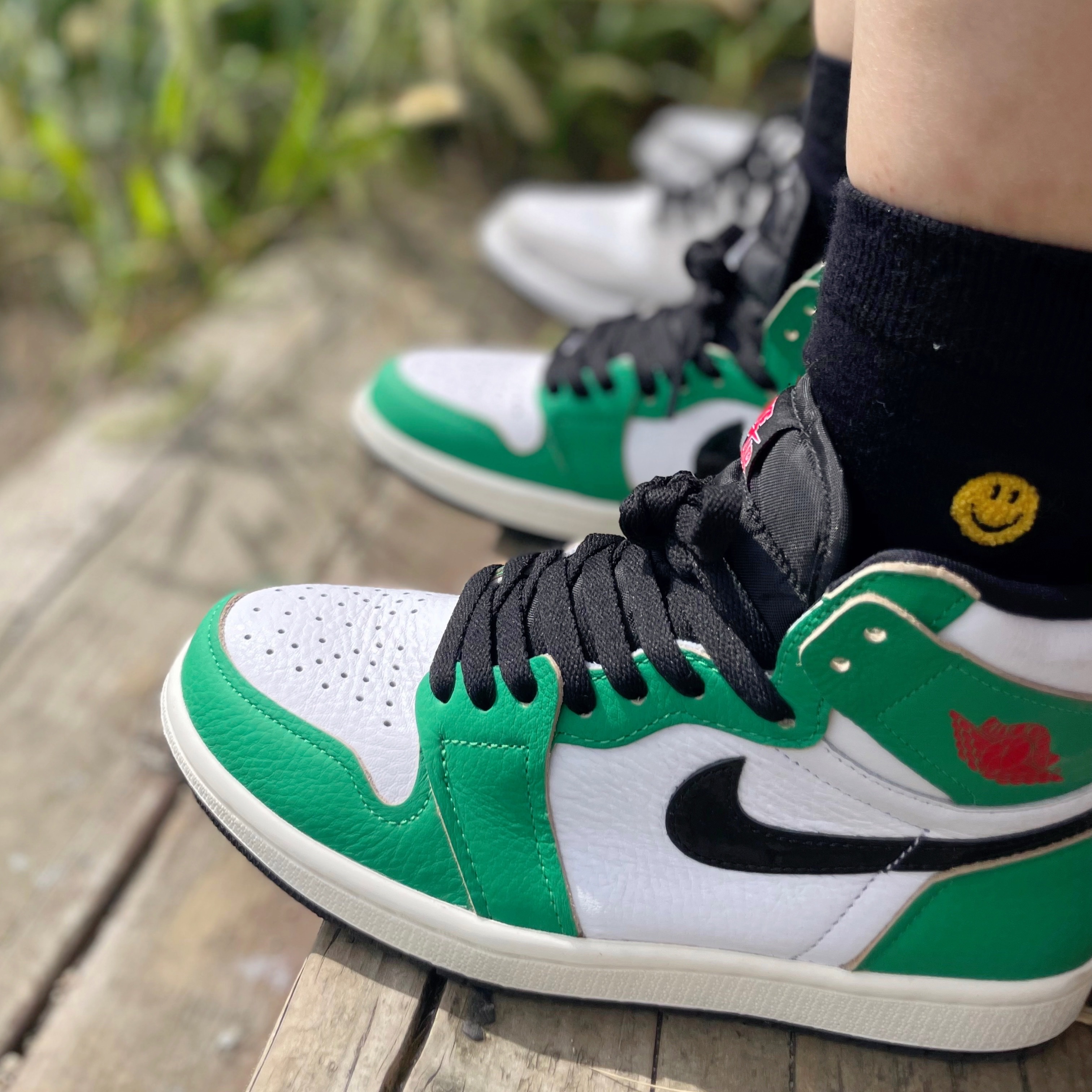 (W) Jordan 1 Retro High OG Lucky Green, Jordan 1 Retro High OG Light Smoke Grey 착용 스타일 - 3