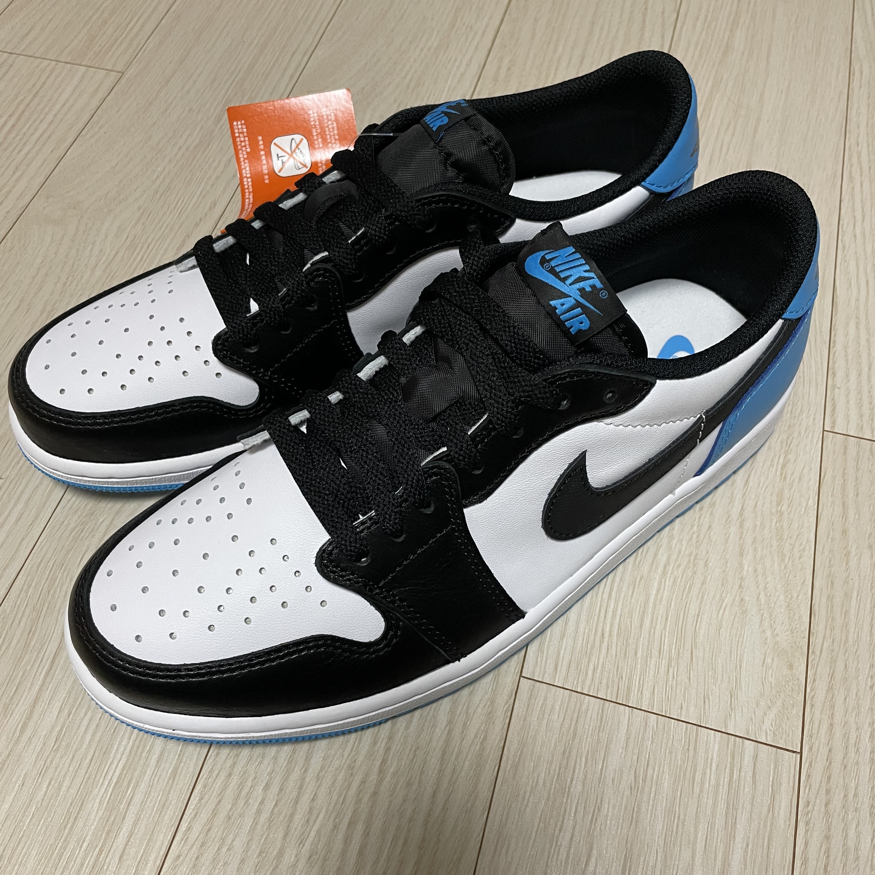 Jordan 1 Retro Low OG Black and Dark Powder Blue 착용 스타일