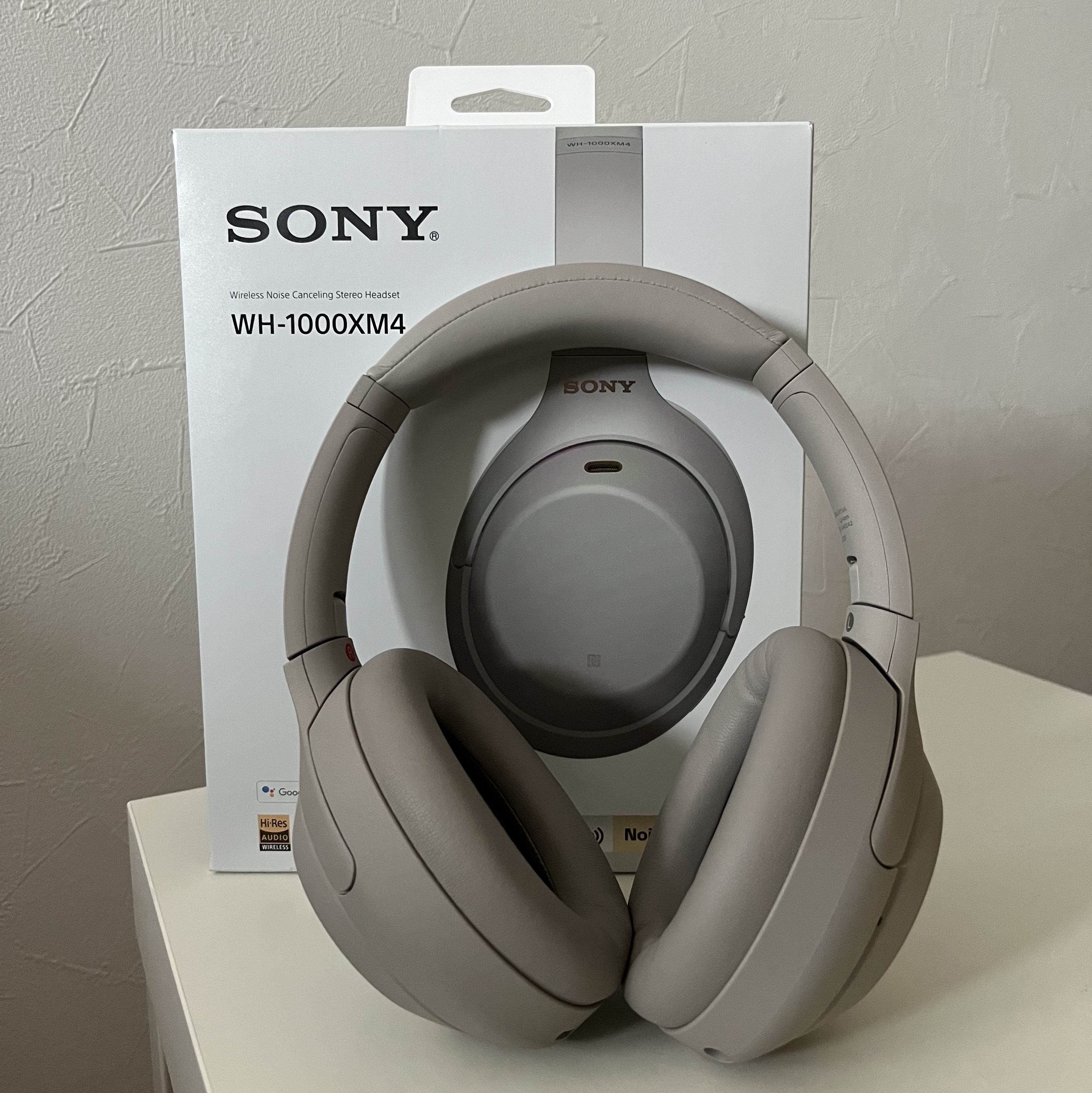 Sony WH-1000XM4 Platinum Silver (Korean Ver.) 착용 스타일 - 1