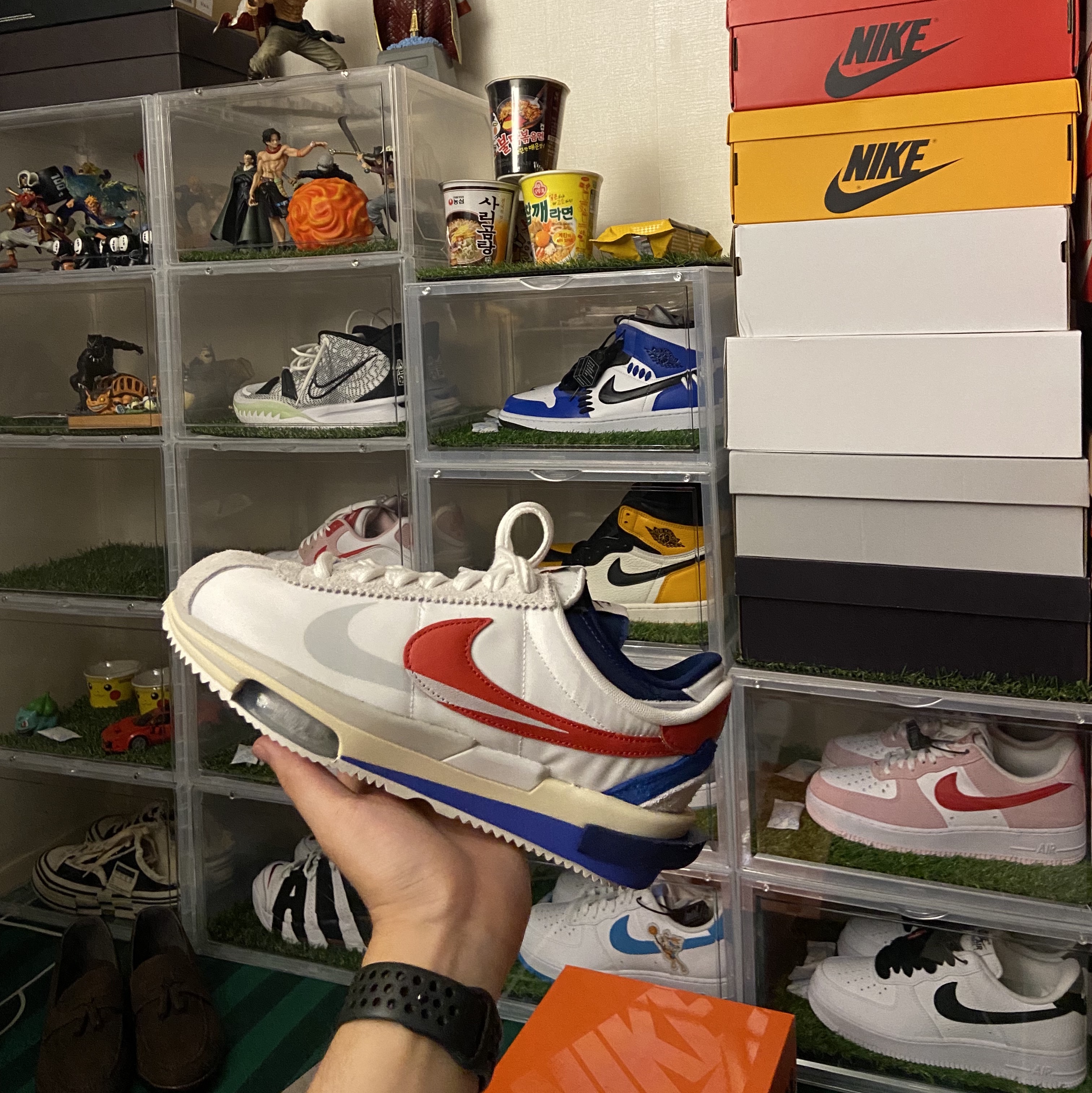 Nike x Sacai Zoom Cortez SP White and University Red 착용 스타일
