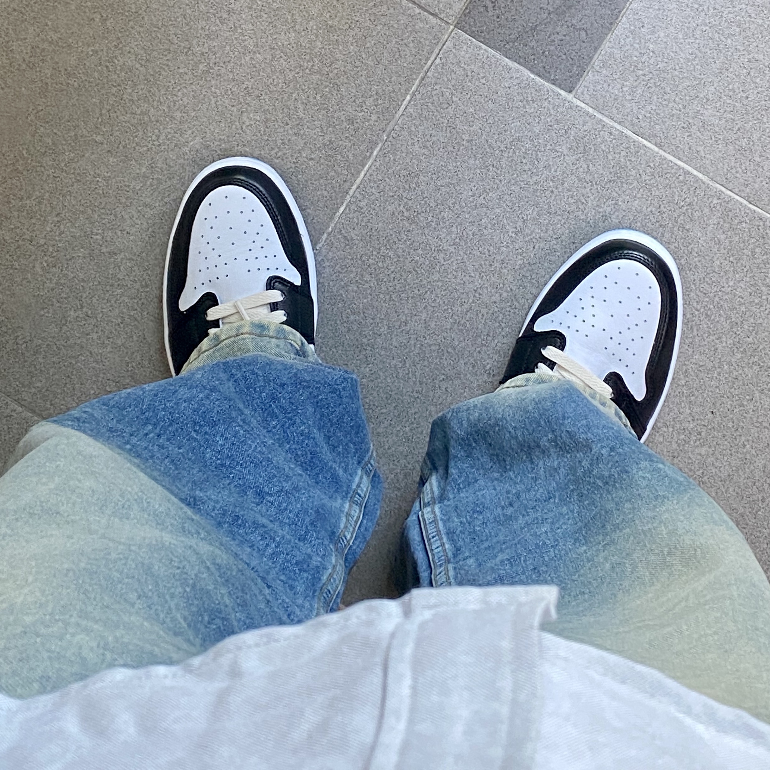 Jordan 1 Retro Low OG Black and Dark Powder Blue 착용 스타일