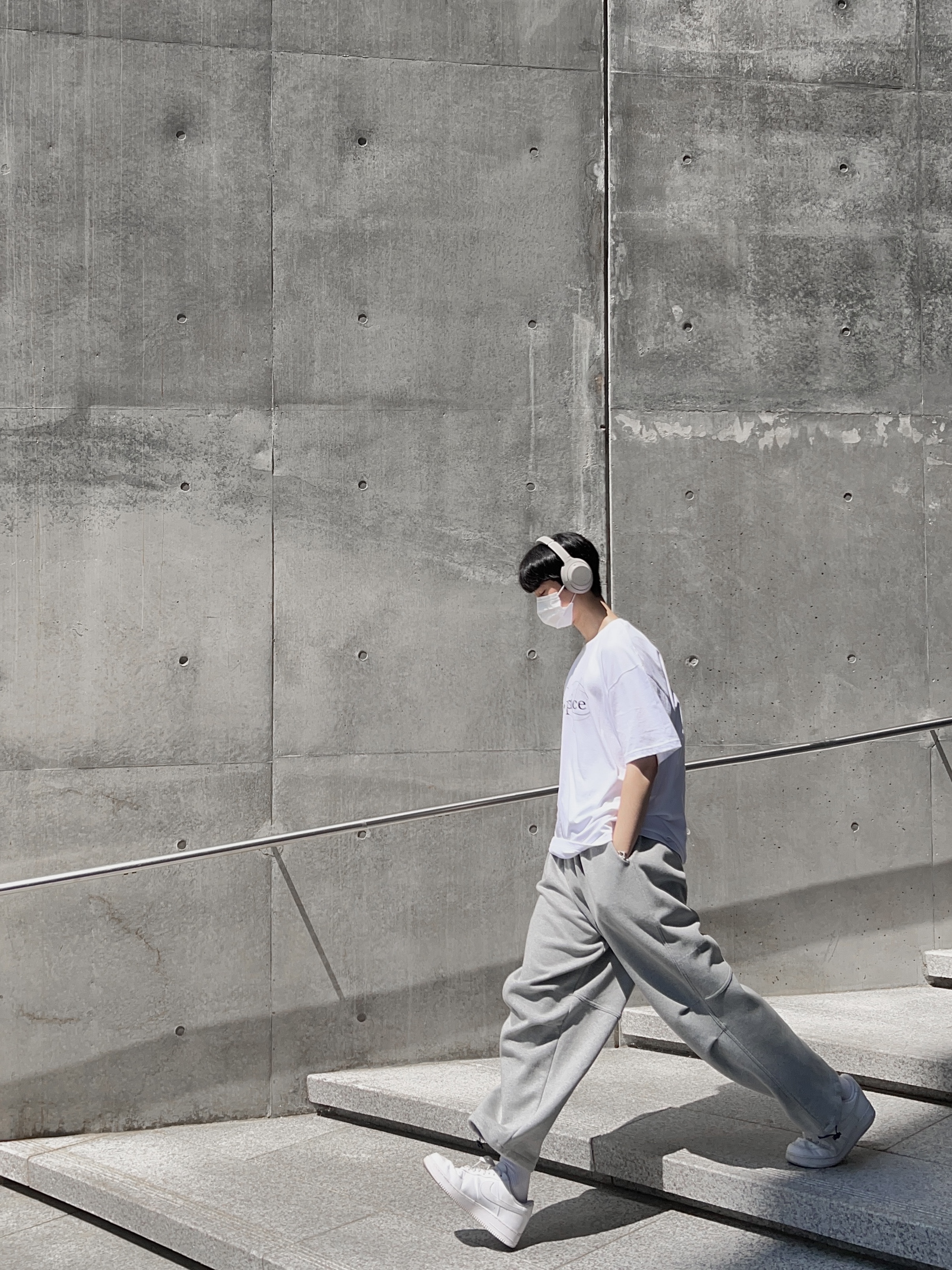 Sony WH-1000XM4 Platinum Silver (Korean Ver.), Nike Air Force 1 '07 Low White 착용 스타일 - 1