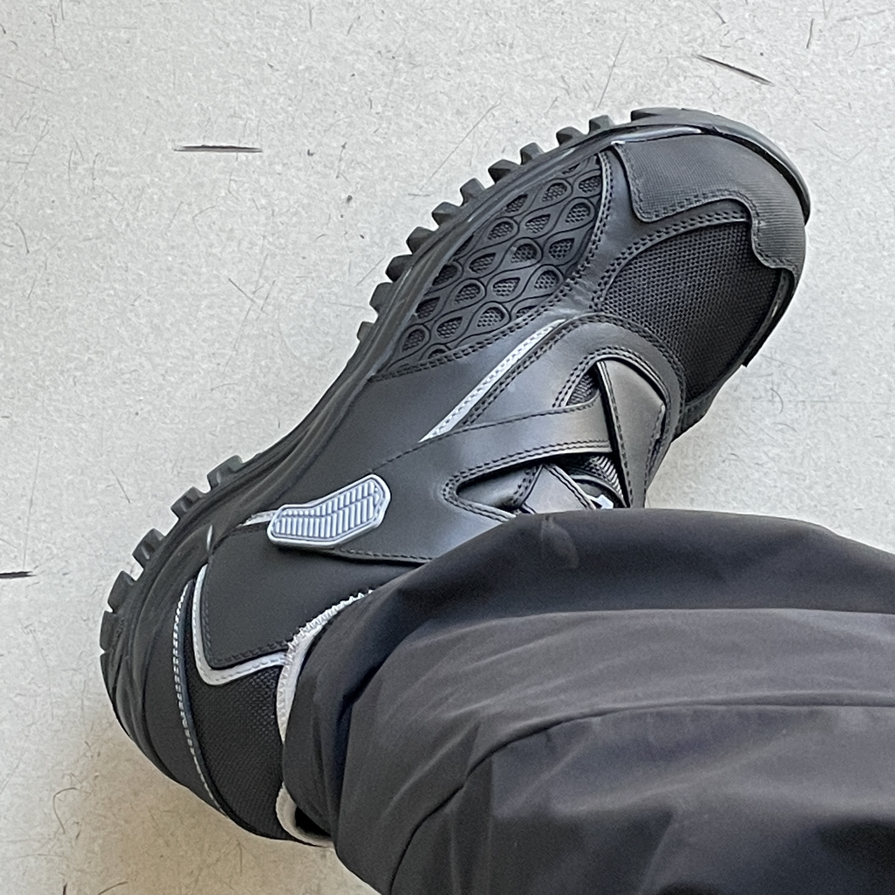 Kiko Kostadinov Harkman Shoes Carbon Black Sleet 착용 스타일 - 1