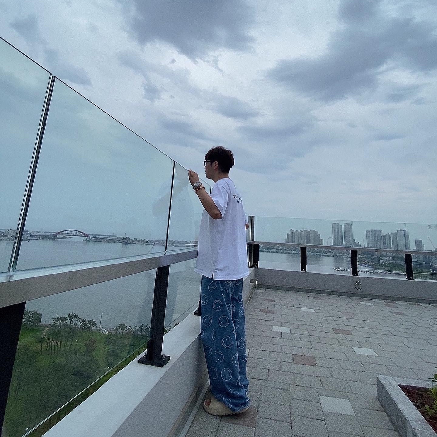 Wooyoungmi Black Back Logo T-Shirt White - 21SS, Adidas Yeezy Slide Bone 착용 스타일 - 2