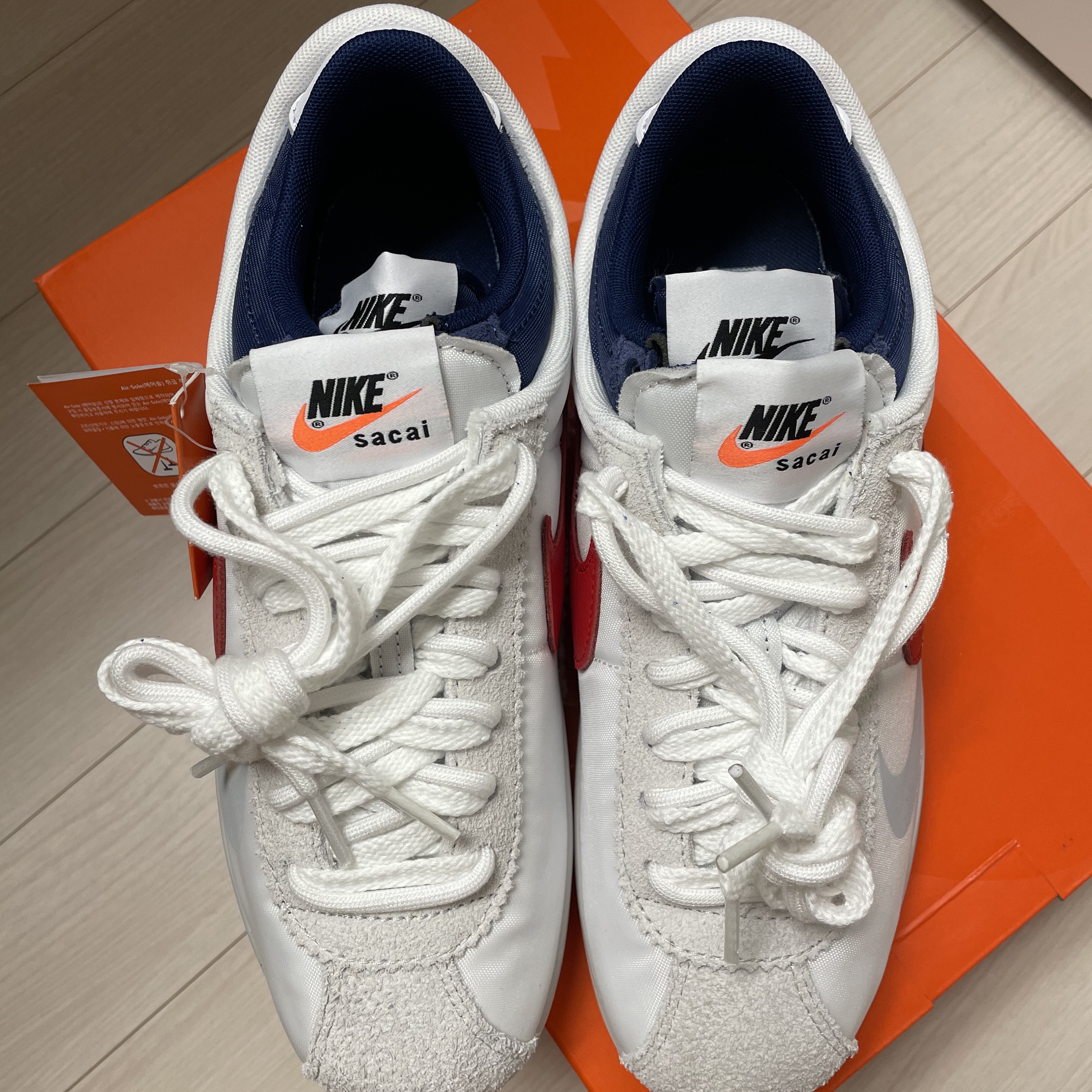Nike x Sacai Zoom Cortez SP White and University Red 착용 스타일 - 4