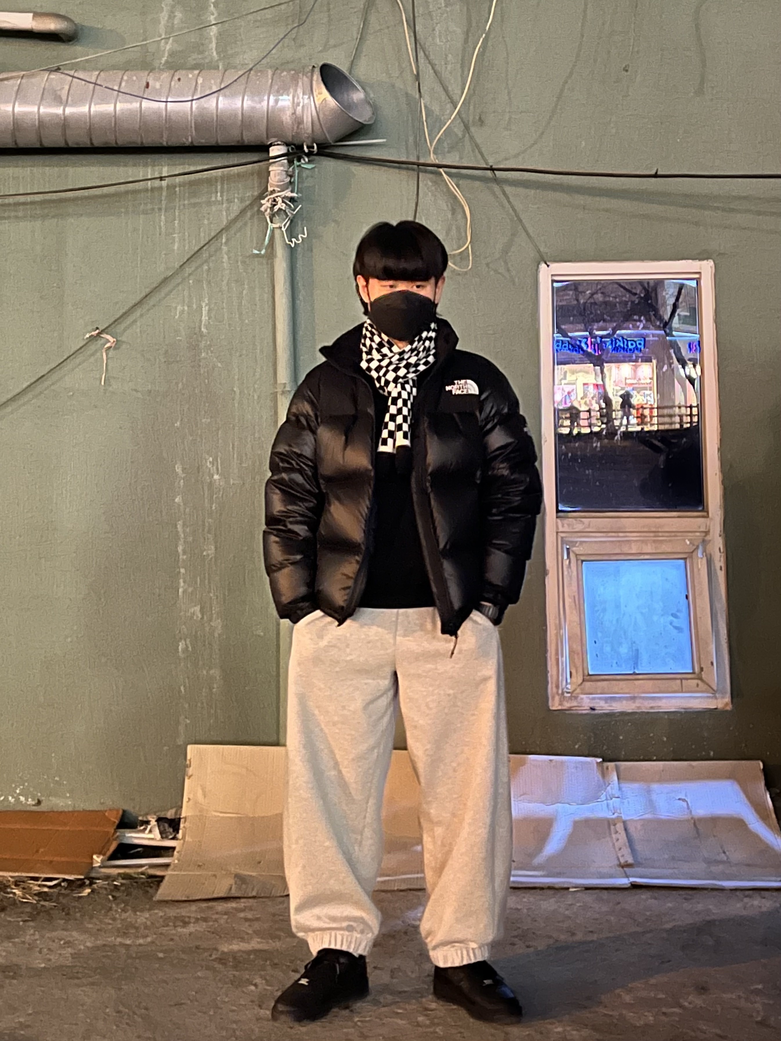 Nike Air Force 1 '07 Low Triple Black, Stussy Livin' Large T-Shirt Black 착용 스타일 - 1