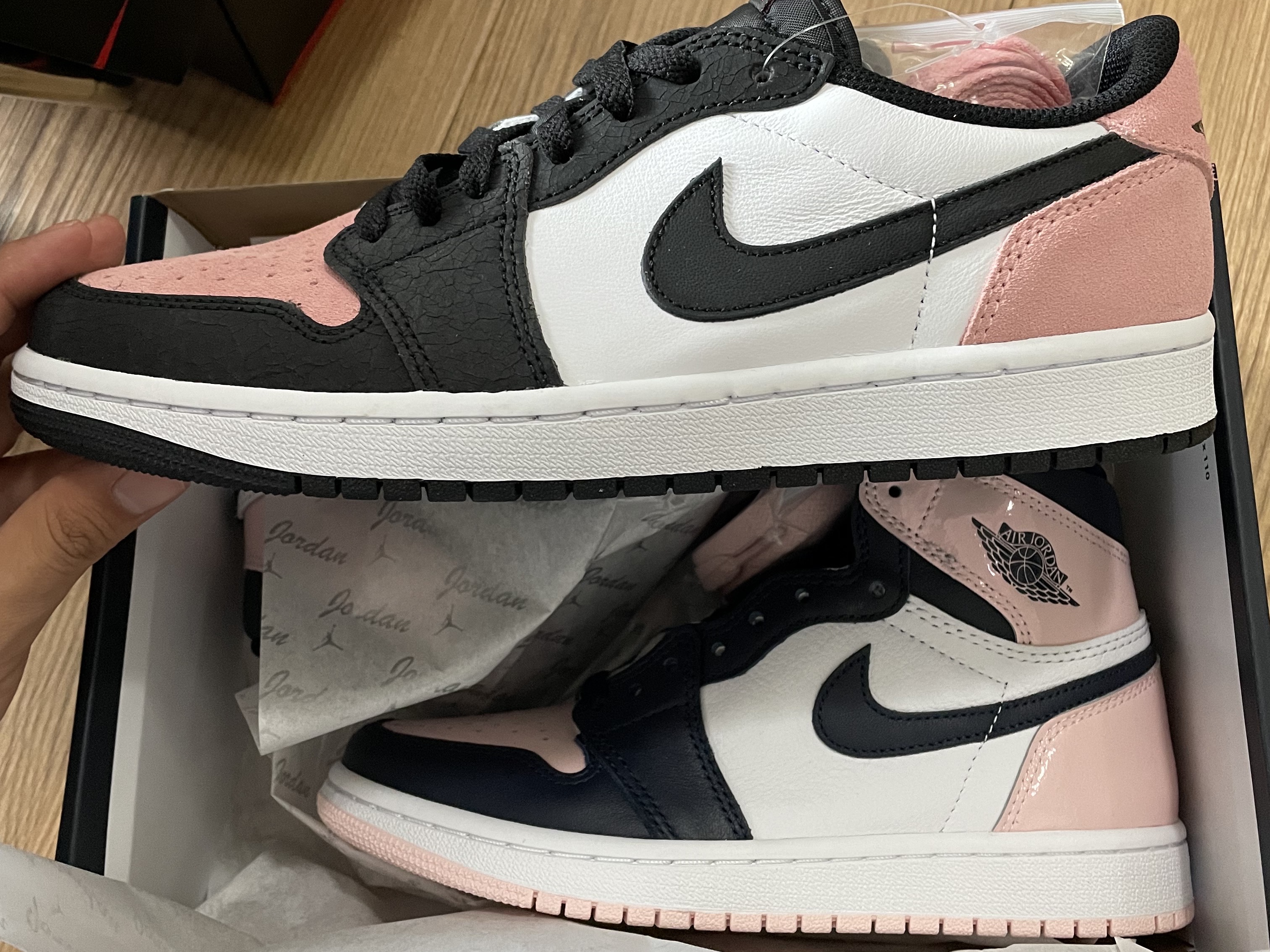 (W) Jordan 1 Retro High OG Atmosphere, Jordan 1 Retro Low OG Bleached Coral 착용 스타일