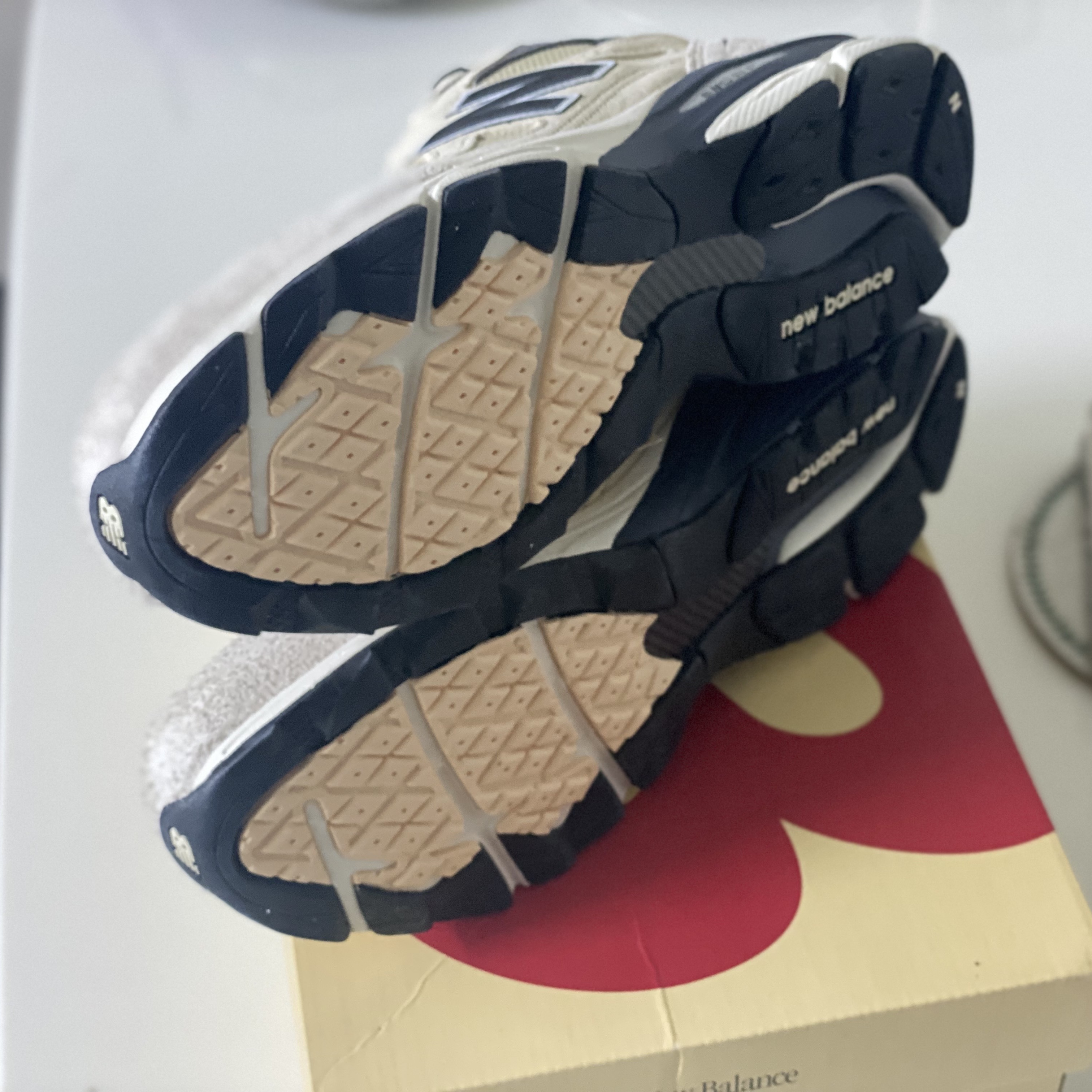 New Balance 990v3 Made in USA Moonbeam Macadamia Nut 착용 스타일 - 5
