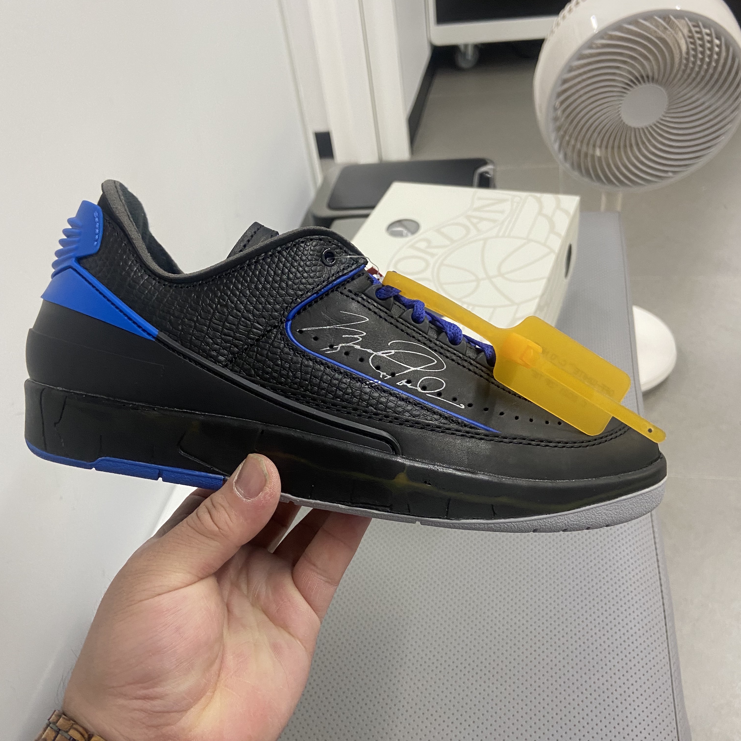 Jordan 2 x Off-White Retro Low SP Black and Varsity Royal 착용 스타일 - 3