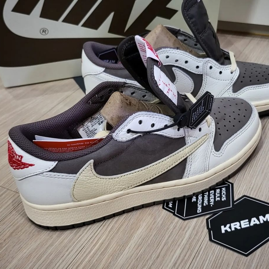 Jordan 1 x Travis Scott Retro Low OG SP Sail and Ridgerock 착용 스타일 - 3